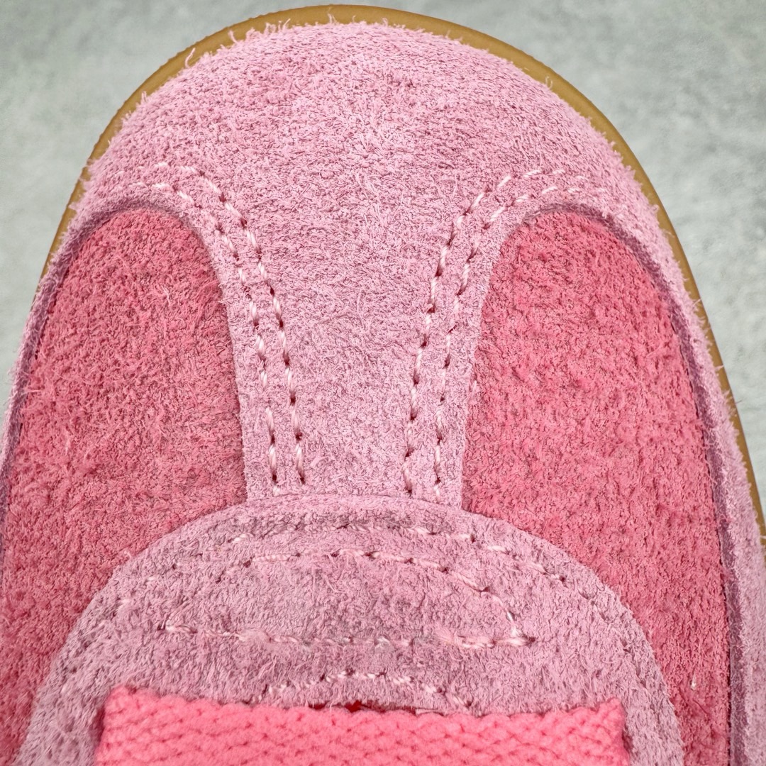 图片[16]-＃CS纯原 AD Original Gazelle Indoor Trainers 瞪羚室内鞋系列低帮复古百搭休闲运动德训风板鞋 粉黑 IE7002 高端零售特供批次 原厂定制长毛翻毛皮组合环保纤维革鞋面材质 内置环保海玻璃鞋垫 外置RB橡胶大底 产品品控稳定性领先行业 原厂全套原楦原纸板冲刀磨具开发 原厂皮料加持 原厂港宝加持定型后跟R度完美 将复古进行到底 简约流畅 三十年不变经典 这款Gazelle运动鞋 无论面料、配色、质感或设计 都只在重现其1991年原款的经典 皮革鞋面 撞色三条纹和鞋跟标的设计 力求呈现90年代的经典复古风潮 Samba火热的同时 也带动了其它的复古鞋型 Gazelle便是其中一只 Gazelle Indoor拥有包边更宽的T字型鞋头 更好的保护运动员的前掌 浓浓的复古氛围感 非常适合现在流行的Cleanfit风格 尺码：35.5 36 36.5 37.5 38 38.5 39 40 40.5 41 42 42.5 43 44 44.5 45 46-选品中心