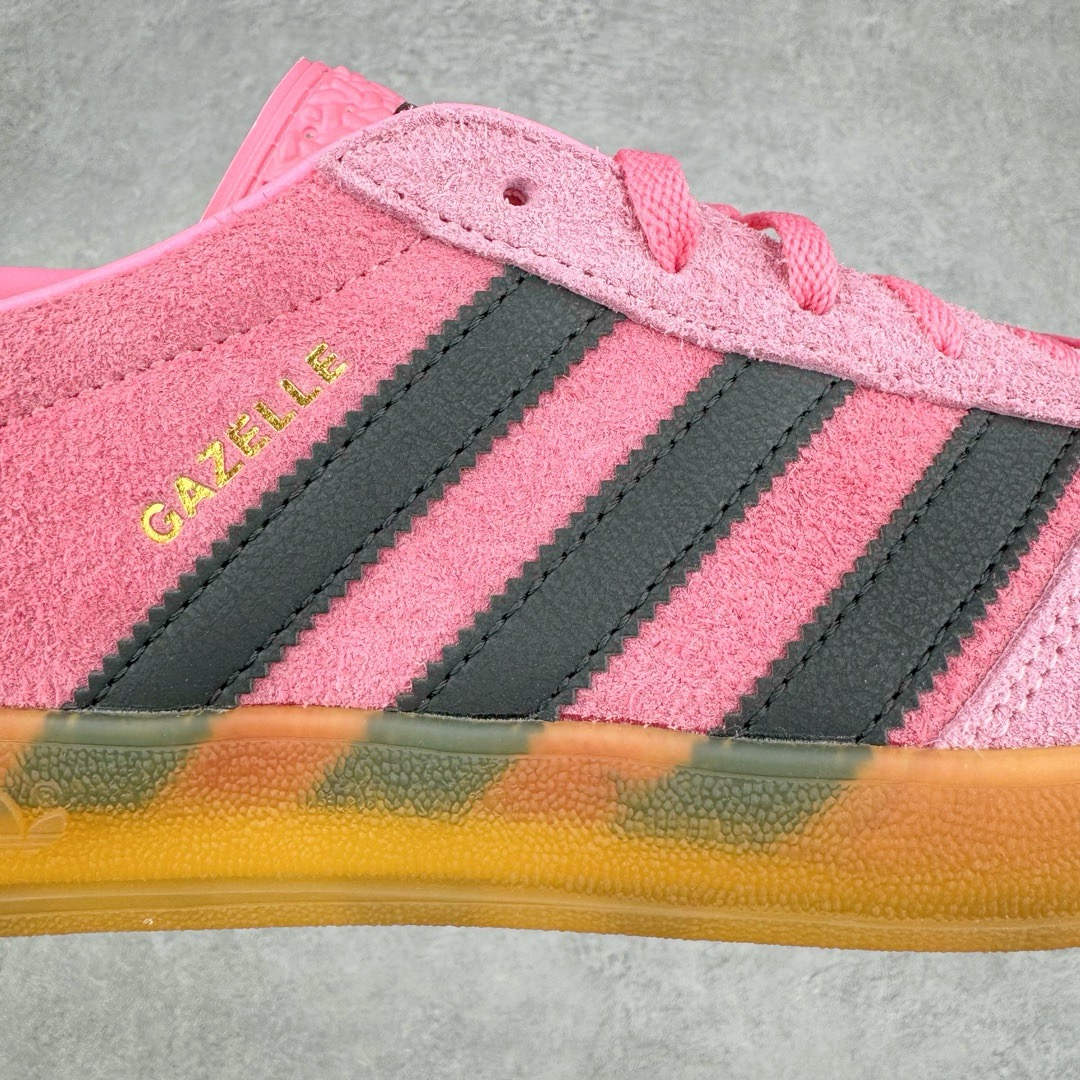 图片[19]-＃CS纯原 AD Original Gazelle Indoor Trainers 瞪羚室内鞋系列低帮复古百搭休闲运动德训风板鞋 粉黑 IE7002 高端零售特供批次 原厂定制长毛翻毛皮组合环保纤维革鞋面材质 内置环保海玻璃鞋垫 外置RB橡胶大底 产品品控稳定性领先行业 原厂全套原楦原纸板冲刀磨具开发 原厂皮料加持 原厂港宝加持定型后跟R度完美 将复古进行到底 简约流畅 三十年不变经典 这款Gazelle运动鞋 无论面料、配色、质感或设计 都只在重现其1991年原款的经典 皮革鞋面 撞色三条纹和鞋跟标的设计 力求呈现90年代的经典复古风潮 Samba火热的同时 也带动了其它的复古鞋型 Gazelle便是其中一只 Gazelle Indoor拥有包边更宽的T字型鞋头 更好的保护运动员的前掌 浓浓的复古氛围感 非常适合现在流行的Cleanfit风格 尺码：35.5 36 36.5 37.5 38 38.5 39 40 40.5 41 42 42.5 43 44 44.5 45 46-选品中心