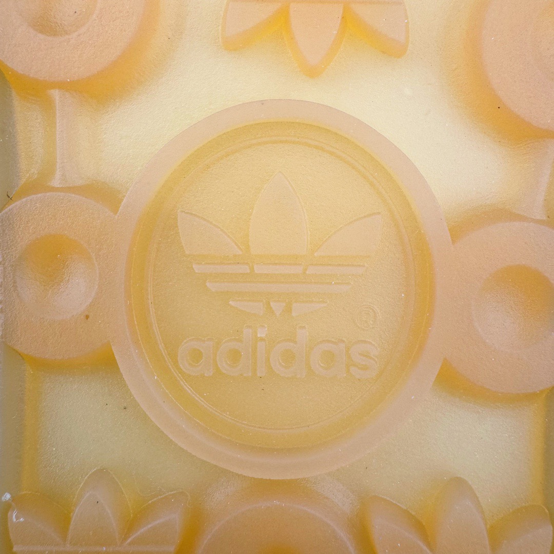 图片[16]-＃CS纯原 AD Original Gazelle Indoor Trainers 瞪羚室内鞋系列低帮复古百搭休闲运动德训风板鞋 蓝白 HQ8717 高端零售特供批次 原厂定制长毛翻毛皮组合环保纤维革鞋面材质 内置环保海玻璃鞋垫 外置RB橡胶大底 产品品控稳定性领先行业 原厂全套原楦原纸板冲刀磨具开发 原厂皮料加持 原厂港宝加持定型后跟R度完美 将复古进行到底 简约流畅 三十年不变经典 这款Gazelle运动鞋 无论面料、配色、质感或设计 都只在重现其1991年原款的经典 皮革鞋面 撞色三条纹和鞋跟标的设计 力求呈现90年代的经典复古风潮 Samba火热的同时 也带动了其它的复古鞋型 Gazelle便是其中一只 Gazelle Indoor拥有包边更宽的T字型鞋头 更好的保护运动员的前掌 浓浓的复古氛围感 非常适合现在流行的Cleanfit风格 尺码：35.5 36 36.5 37.5 38 38.5 39 40 40.5 41 42 42.5 43 44 44.5 45 46-选品中心