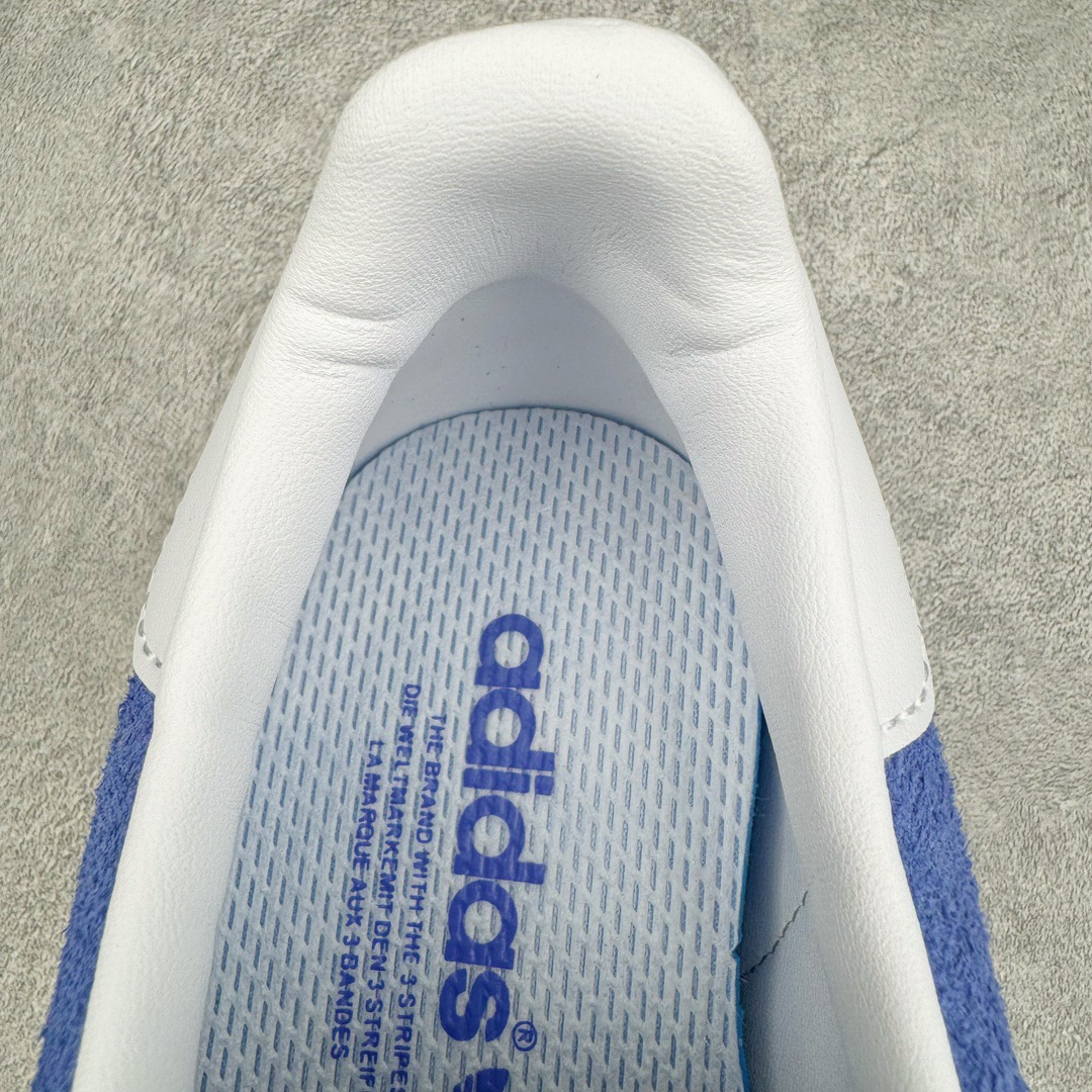 图片[12]-＃CS纯原 AD Original Gazelle Indoor Trainers 瞪羚室内鞋系列低帮复古百搭休闲运动德训风板鞋 蓝白 HQ8717 高端零售特供批次 原厂定制长毛翻毛皮组合环保纤维革鞋面材质 内置环保海玻璃鞋垫 外置RB橡胶大底 产品品控稳定性领先行业 原厂全套原楦原纸板冲刀磨具开发 原厂皮料加持 原厂港宝加持定型后跟R度完美 将复古进行到底 简约流畅 三十年不变经典 这款Gazelle运动鞋 无论面料、配色、质感或设计 都只在重现其1991年原款的经典 皮革鞋面 撞色三条纹和鞋跟标的设计 力求呈现90年代的经典复古风潮 Samba火热的同时 也带动了其它的复古鞋型 Gazelle便是其中一只 Gazelle Indoor拥有包边更宽的T字型鞋头 更好的保护运动员的前掌 浓浓的复古氛围感 非常适合现在流行的Cleanfit风格 尺码：35.5 36 36.5 37.5 38 38.5 39 40 40.5 41 42 42.5 43 44 44.5 45 46-选品中心
