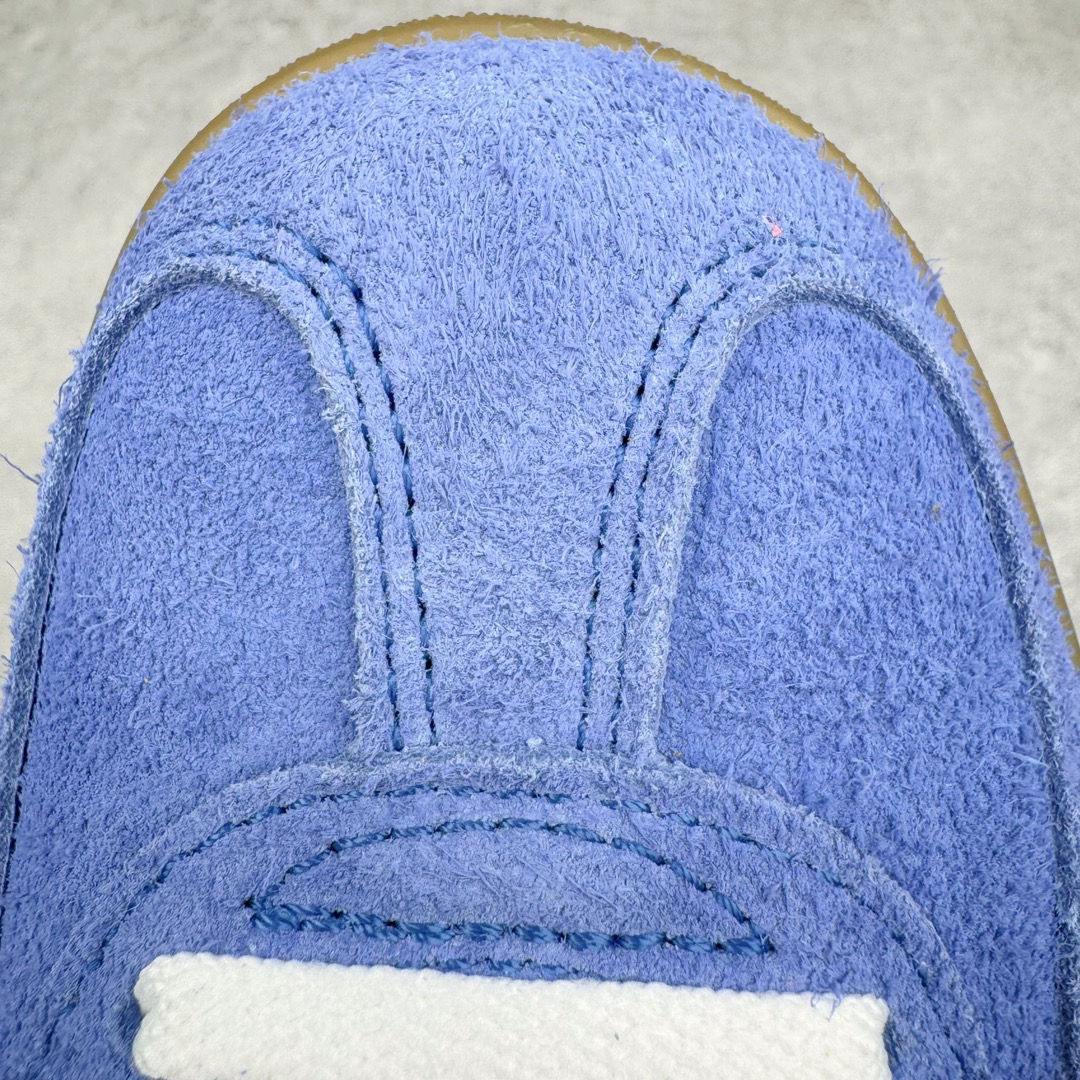 图片[14]-＃CS纯原 AD Original Gazelle Indoor Trainers 瞪羚室内鞋系列低帮复古百搭休闲运动德训风板鞋 蓝白 HQ8717 高端零售特供批次 原厂定制长毛翻毛皮组合环保纤维革鞋面材质 内置环保海玻璃鞋垫 外置RB橡胶大底 产品品控稳定性领先行业 原厂全套原楦原纸板冲刀磨具开发 原厂皮料加持 原厂港宝加持定型后跟R度完美 将复古进行到底 简约流畅 三十年不变经典 这款Gazelle运动鞋 无论面料、配色、质感或设计 都只在重现其1991年原款的经典 皮革鞋面 撞色三条纹和鞋跟标的设计 力求呈现90年代的经典复古风潮 Samba火热的同时 也带动了其它的复古鞋型 Gazelle便是其中一只 Gazelle Indoor拥有包边更宽的T字型鞋头 更好的保护运动员的前掌 浓浓的复古氛围感 非常适合现在流行的Cleanfit风格 尺码：35.5 36 36.5 37.5 38 38.5 39 40 40.5 41 42 42.5 43 44 44.5 45 46-选品中心