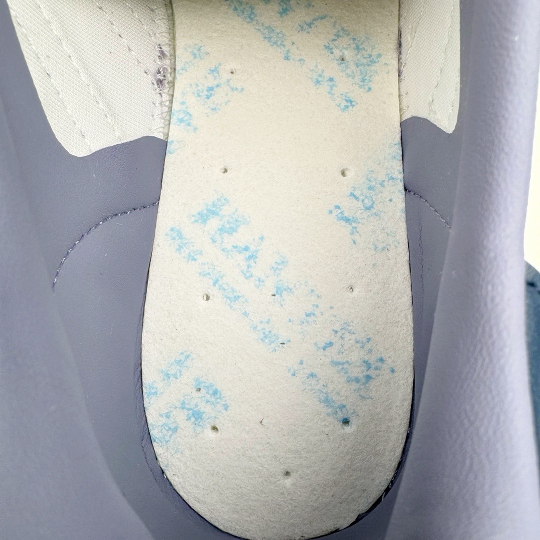 图片[20]-＃CS纯原 AD Original Gazelle Indoor Trainers 瞪羚室内鞋系列低帮复古百搭休闲运动德训风板鞋 白紫 IG1643 高端零售特供批次 原厂定制长毛翻毛皮组合环保纤维革鞋面材质 内置环保海玻璃鞋垫 外置RB橡胶大底 产品品控稳定性领先行业 原厂全套原楦原纸板冲刀磨具开发 原厂皮料加持 原厂港宝加持定型后跟R度完美 将复古进行到底 简约流畅 三十年不变经典 这款Gazelle运动鞋 无论面料、配色、质感或设计 都只在重现其1991年原款的经典 皮革鞋面 撞色三条纹和鞋跟标的设计 力求呈现90年代的经典复古风潮 Samba火热的同时 也带动了其它的复古鞋型 Gazelle便是其中一只 Gazelle Indoor拥有包边更宽的T字型鞋头 更好的保护运动员的前掌 浓浓的复古氛围感 非常适合现在流行的Cleanfit风格 尺码：35.5 36 36.5 37.5 38 38.5 39 40 40.5 41 42 42.5 43 44 44.5 45 46-选品中心