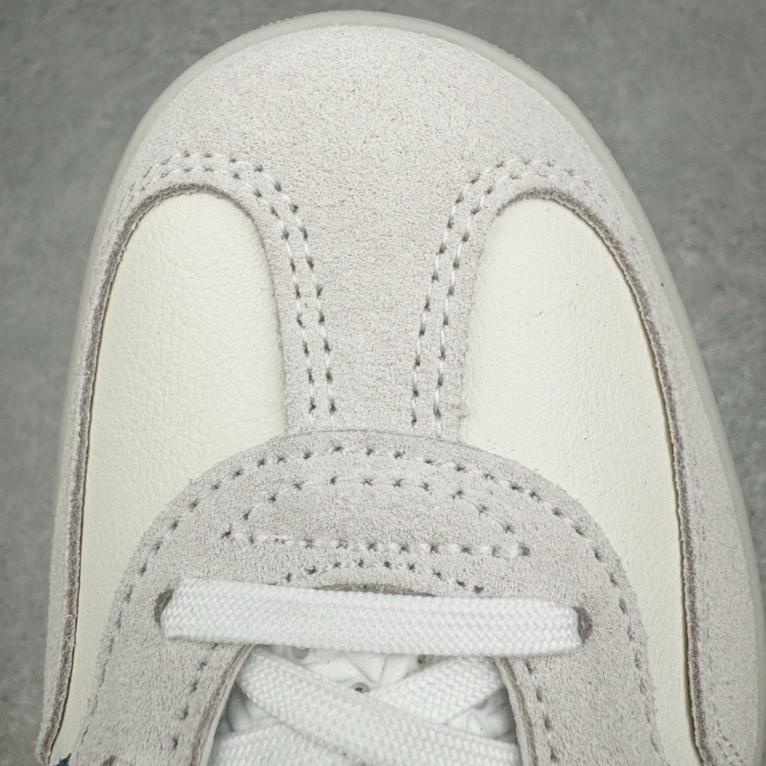 图片[13]-＃CS纯原 AD Original Gazelle Indoor Trainers 瞪羚室内鞋系列低帮复古百搭休闲运动德训风板鞋 白紫 IG1643 高端零售特供批次 原厂定制长毛翻毛皮组合环保纤维革鞋面材质 内置环保海玻璃鞋垫 外置RB橡胶大底 产品品控稳定性领先行业 原厂全套原楦原纸板冲刀磨具开发 原厂皮料加持 原厂港宝加持定型后跟R度完美 将复古进行到底 简约流畅 三十年不变经典 这款Gazelle运动鞋 无论面料、配色、质感或设计 都只在重现其1991年原款的经典 皮革鞋面 撞色三条纹和鞋跟标的设计 力求呈现90年代的经典复古风潮 Samba火热的同时 也带动了其它的复古鞋型 Gazelle便是其中一只 Gazelle Indoor拥有包边更宽的T字型鞋头 更好的保护运动员的前掌 浓浓的复古氛围感 非常适合现在流行的Cleanfit风格 尺码：35.5 36 36.5 37.5 38 38.5 39 40 40.5 41 42 42.5 43 44 44.5 45 46-选品中心