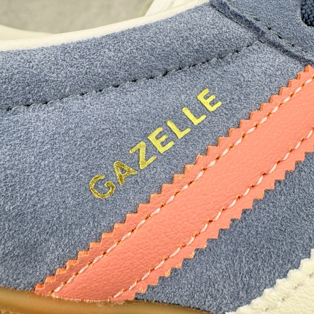 图片[18]-＃CS纯原 AD Original Gazelle Indoor Trainers 瞪羚室内鞋系列低帮复古百搭休闲运动德训风板鞋 蓝粉 IG1640 高端零售特供批次 原厂定制长毛翻毛皮组合环保纤维革鞋面材质 内置环保海玻璃鞋垫 外置RB橡胶大底 产品品控稳定性领先行业 原厂全套原楦原纸板冲刀磨具开发 原厂皮料加持 原厂港宝加持定型后跟R度完美 将复古进行到底 简约流畅 三十年不变经典 这款Gazelle运动鞋 无论面料、配色、质感或设计 都只在重现其1991年原款的经典 皮革鞋面 撞色三条纹和鞋跟标的设计 力求呈现90年代的经典复古风潮 Samba火热的同时 也带动了其它的复古鞋型 Gazelle便是其中一只 Gazelle Indoor拥有包边更宽的T字型鞋头 更好的保护运动员的前掌 浓浓的复古氛围感 非常适合现在流行的Cleanfit风格 尺码：35.5 36 36.5 37.5 38 38.5 39 40 40.5 41 42 42.5 43 44 44.5 45 46-选品中心