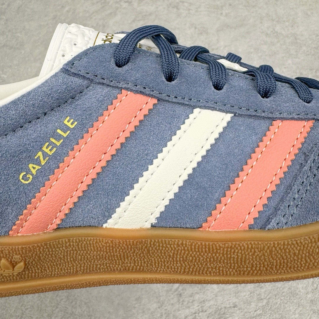 图片[12]-＃CS纯原 AD Original Gazelle Indoor Trainers 瞪羚室内鞋系列低帮复古百搭休闲运动德训风板鞋 蓝粉 IG1640 高端零售特供批次 原厂定制长毛翻毛皮组合环保纤维革鞋面材质 内置环保海玻璃鞋垫 外置RB橡胶大底 产品品控稳定性领先行业 原厂全套原楦原纸板冲刀磨具开发 原厂皮料加持 原厂港宝加持定型后跟R度完美 将复古进行到底 简约流畅 三十年不变经典 这款Gazelle运动鞋 无论面料、配色、质感或设计 都只在重现其1991年原款的经典 皮革鞋面 撞色三条纹和鞋跟标的设计 力求呈现90年代的经典复古风潮 Samba火热的同时 也带动了其它的复古鞋型 Gazelle便是其中一只 Gazelle Indoor拥有包边更宽的T字型鞋头 更好的保护运动员的前掌 浓浓的复古氛围感 非常适合现在流行的Cleanfit风格 尺码：35.5 36 36.5 37.5 38 38.5 39 40 40.5 41 42 42.5 43 44 44.5 45 46-选品中心