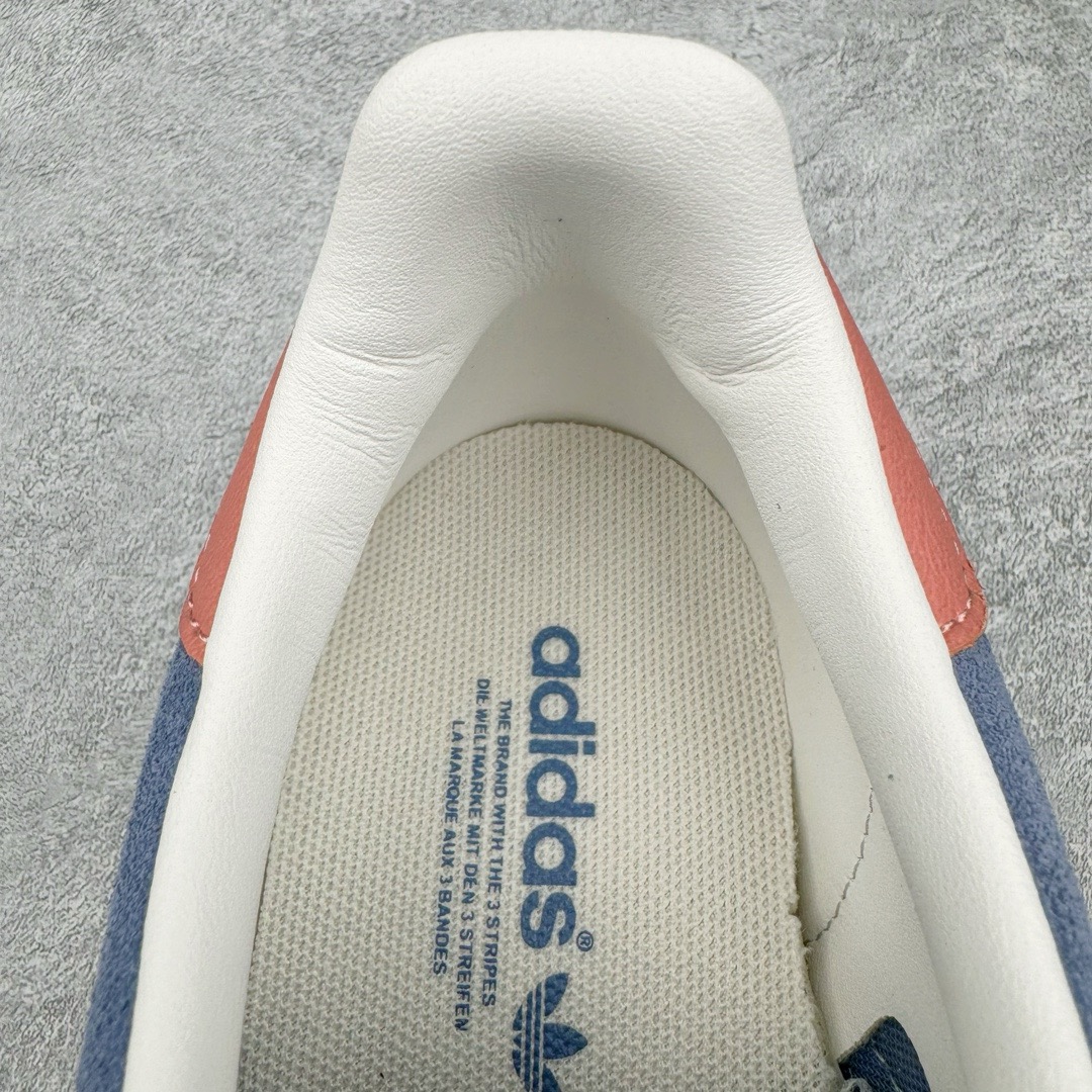 图片[21]-＃CS纯原 AD Original Gazelle Indoor Trainers 瞪羚室内鞋系列低帮复古百搭休闲运动德训风板鞋 蓝粉 IG1640 高端零售特供批次 原厂定制长毛翻毛皮组合环保纤维革鞋面材质 内置环保海玻璃鞋垫 外置RB橡胶大底 产品品控稳定性领先行业 原厂全套原楦原纸板冲刀磨具开发 原厂皮料加持 原厂港宝加持定型后跟R度完美 将复古进行到底 简约流畅 三十年不变经典 这款Gazelle运动鞋 无论面料、配色、质感或设计 都只在重现其1991年原款的经典 皮革鞋面 撞色三条纹和鞋跟标的设计 力求呈现90年代的经典复古风潮 Samba火热的同时 也带动了其它的复古鞋型 Gazelle便是其中一只 Gazelle Indoor拥有包边更宽的T字型鞋头 更好的保护运动员的前掌 浓浓的复古氛围感 非常适合现在流行的Cleanfit风格 尺码：35.5 36 36.5 37.5 38 38.5 39 40 40.5 41 42 42.5 43 44 44.5 45 46-选品中心