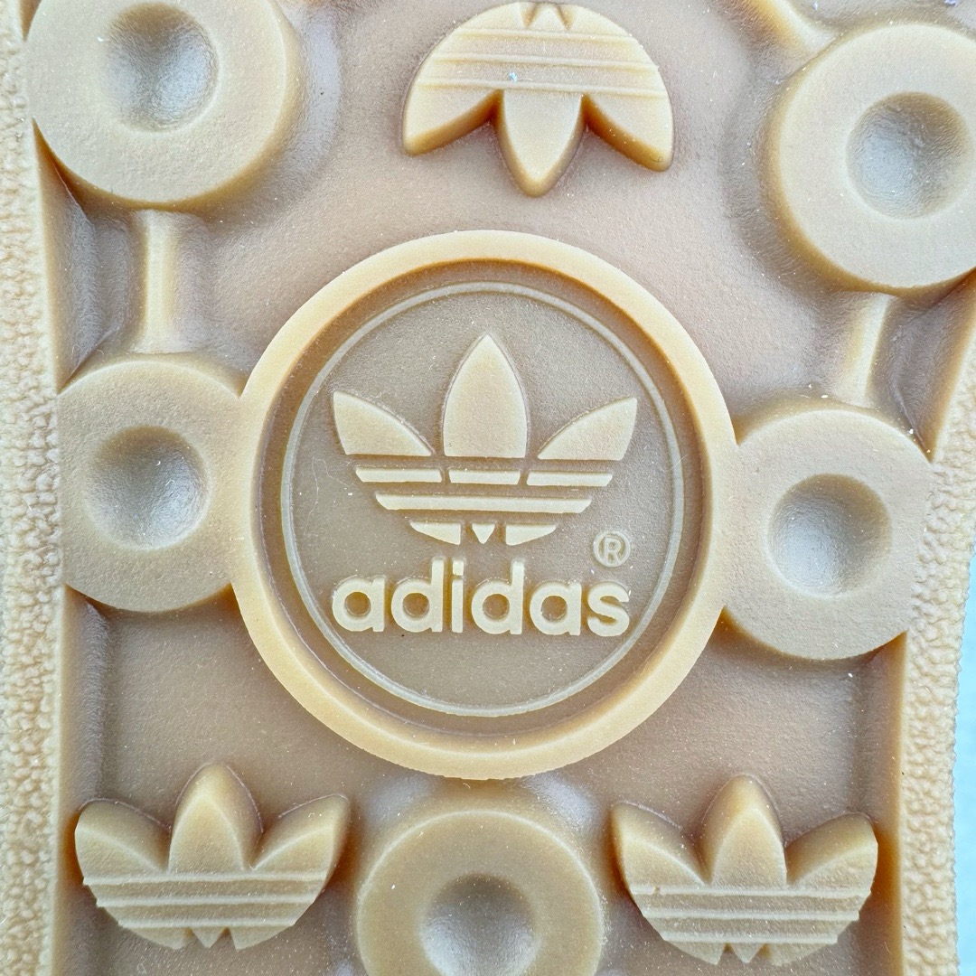 图片[14]-＃CS纯原 AD Original Gazelle Indoor Trainers 瞪羚室内鞋系列低帮复古百搭休闲运动德训风板鞋 蓝粉 IG1640 高端零售特供批次 原厂定制长毛翻毛皮组合环保纤维革鞋面材质 内置环保海玻璃鞋垫 外置RB橡胶大底 产品品控稳定性领先行业 原厂全套原楦原纸板冲刀磨具开发 原厂皮料加持 原厂港宝加持定型后跟R度完美 将复古进行到底 简约流畅 三十年不变经典 这款Gazelle运动鞋 无论面料、配色、质感或设计 都只在重现其1991年原款的经典 皮革鞋面 撞色三条纹和鞋跟标的设计 力求呈现90年代的经典复古风潮 Samba火热的同时 也带动了其它的复古鞋型 Gazelle便是其中一只 Gazelle Indoor拥有包边更宽的T字型鞋头 更好的保护运动员的前掌 浓浓的复古氛围感 非常适合现在流行的Cleanfit风格 尺码：35.5 36 36.5 37.5 38 38.5 39 40 40.5 41 42 42.5 43 44 44.5 45 46-选品中心