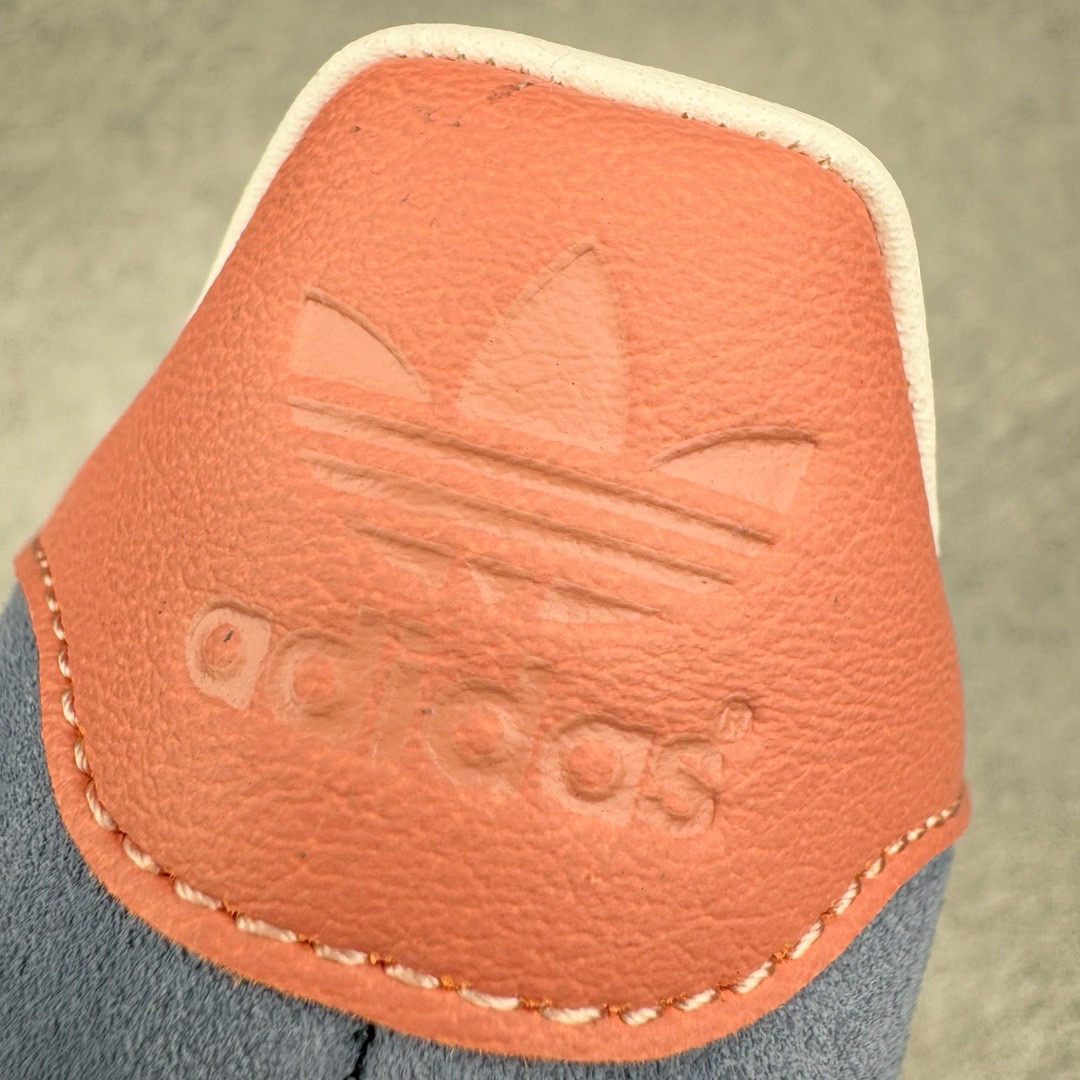 图片[16]-＃CS纯原 AD Original Gazelle Indoor Trainers 瞪羚室内鞋系列低帮复古百搭休闲运动德训风板鞋 蓝粉 IG1640 高端零售特供批次 原厂定制长毛翻毛皮组合环保纤维革鞋面材质 内置环保海玻璃鞋垫 外置RB橡胶大底 产品品控稳定性领先行业 原厂全套原楦原纸板冲刀磨具开发 原厂皮料加持 原厂港宝加持定型后跟R度完美 将复古进行到底 简约流畅 三十年不变经典 这款Gazelle运动鞋 无论面料、配色、质感或设计 都只在重现其1991年原款的经典 皮革鞋面 撞色三条纹和鞋跟标的设计 力求呈现90年代的经典复古风潮 Samba火热的同时 也带动了其它的复古鞋型 Gazelle便是其中一只 Gazelle Indoor拥有包边更宽的T字型鞋头 更好的保护运动员的前掌 浓浓的复古氛围感 非常适合现在流行的Cleanfit风格 尺码：35.5 36 36.5 37.5 38 38.5 39 40 40.5 41 42 42.5 43 44 44.5 45 46-选品中心