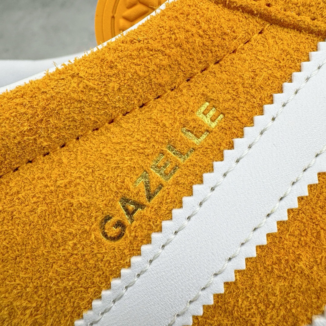 图片[17]-＃CS纯原 AD Original Gazelle Indoor Trainers 瞪羚室内鞋系列低帮复古百搭休闲运动德训风板鞋 黄白 HQ8716 高端零售特供批次 原厂定制长毛翻毛皮组合环保纤维革鞋面材质 内置环保海玻璃鞋垫 外置RB橡胶大底 产品品控稳定性领先行业 原厂全套原楦原纸板冲刀磨具开发 原厂皮料加持 原厂港宝加持定型后跟R度完美 将复古进行到底 简约流畅 三十年不变经典 这款Gazelle运动鞋 无论面料、配色、质感或设计 都只在重现其1991年原款的经典 皮革鞋面 撞色三条纹和鞋跟标的设计 力求呈现90年代的经典复古风潮 Samba火热的同时 也带动了其它的复古鞋型 Gazelle便是其中一只 Gazelle Indoor拥有包边更宽的T字型鞋头 更好的保护运动员的前掌 浓浓的复古氛围感 非常适合现在流行的Cleanfit风格 尺码：35.5 36 36.5 37.5 38 38.5 39 40 40.5 41 42 42.5 43 44 44.5 45 46-选品中心