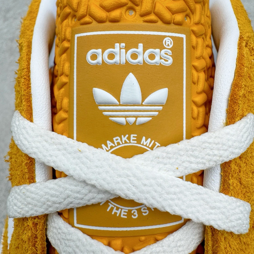 图片[14]-＃CS纯原 AD Original Gazelle Indoor Trainers 瞪羚室内鞋系列低帮复古百搭休闲运动德训风板鞋 黄白 HQ8716 高端零售特供批次 原厂定制长毛翻毛皮组合环保纤维革鞋面材质 内置环保海玻璃鞋垫 外置RB橡胶大底 产品品控稳定性领先行业 原厂全套原楦原纸板冲刀磨具开发 原厂皮料加持 原厂港宝加持定型后跟R度完美 将复古进行到底 简约流畅 三十年不变经典 这款Gazelle运动鞋 无论面料、配色、质感或设计 都只在重现其1991年原款的经典 皮革鞋面 撞色三条纹和鞋跟标的设计 力求呈现90年代的经典复古风潮 Samba火热的同时 也带动了其它的复古鞋型 Gazelle便是其中一只 Gazelle Indoor拥有包边更宽的T字型鞋头 更好的保护运动员的前掌 浓浓的复古氛围感 非常适合现在流行的Cleanfit风格 尺码：35.5 36 36.5 37.5 38 38.5 39 40 40.5 41 42 42.5 43 44 44.5 45 46-选品中心