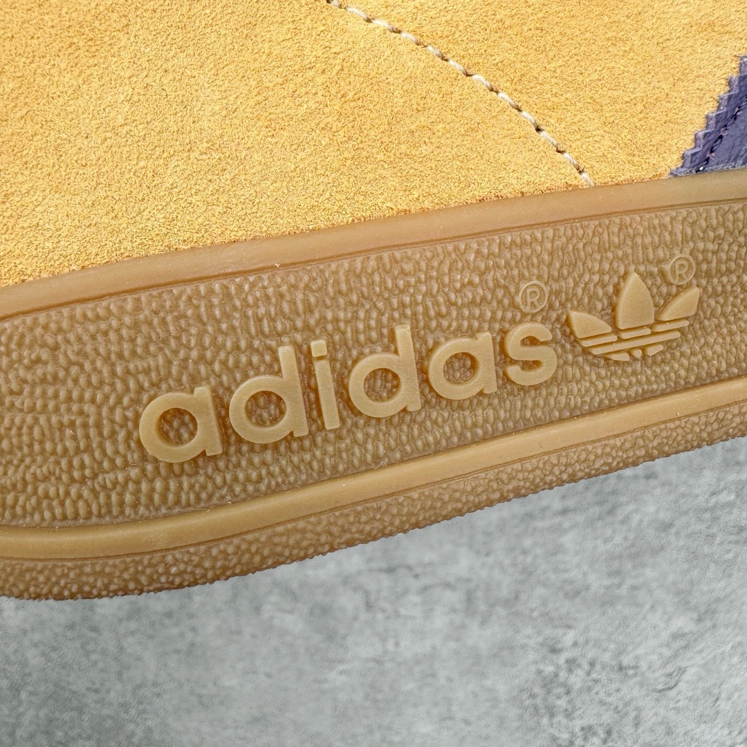 图片[17]-＃CS纯原 AD Original Gazelle Indoor Trainers 瞪羚室内鞋系列低帮复古百搭休闲运动德训风板鞋 黄米紫 IG1636 高端零售特供批次 原厂定制长毛翻毛皮组合环保纤维革鞋面材质 内置环保海玻璃鞋垫 外置RB橡胶大底 产品品控稳定性领先行业 原厂全套原楦原纸板冲刀磨具开发 原厂皮料加持 原厂港宝加持定型后跟R度完美 将复古进行到底 简约流畅 三十年不变经典 这款Gazelle运动鞋 无论面料、配色、质感或设计 都只在重现其1991年原款的经典 皮革鞋面 撞色三条纹和鞋跟标的设计 力求呈现90年代的经典复古风潮 Samba火热的同时 也带动了其它的复古鞋型 Gazelle便是其中一只 Gazelle Indoor拥有包边更宽的T字型鞋头 更好的保护运动员的前掌 浓浓的复古氛围感 非常适合现在流行的Cleanfit风格 尺码：35.5 36 36.5 37.5 38 38.5 39 40 40.5 41 42 42.5 43 44 44.5 45 46-选品中心