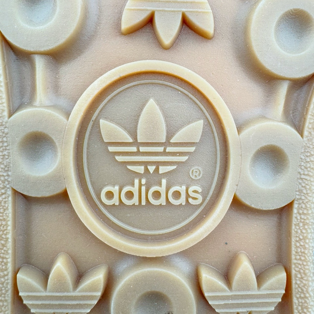 图片[18]-＃CS纯原 AD Original Gazelle Indoor Trainers 瞪羚室内鞋系列低帮复古百搭休闲运动德训风板鞋 黄米紫 IG1636 高端零售特供批次 原厂定制长毛翻毛皮组合环保纤维革鞋面材质 内置环保海玻璃鞋垫 外置RB橡胶大底 产品品控稳定性领先行业 原厂全套原楦原纸板冲刀磨具开发 原厂皮料加持 原厂港宝加持定型后跟R度完美 将复古进行到底 简约流畅 三十年不变经典 这款Gazelle运动鞋 无论面料、配色、质感或设计 都只在重现其1991年原款的经典 皮革鞋面 撞色三条纹和鞋跟标的设计 力求呈现90年代的经典复古风潮 Samba火热的同时 也带动了其它的复古鞋型 Gazelle便是其中一只 Gazelle Indoor拥有包边更宽的T字型鞋头 更好的保护运动员的前掌 浓浓的复古氛围感 非常适合现在流行的Cleanfit风格 尺码：35.5 36 36.5 37.5 38 38.5 39 40 40.5 41 42 42.5 43 44 44.5 45 46-选品中心