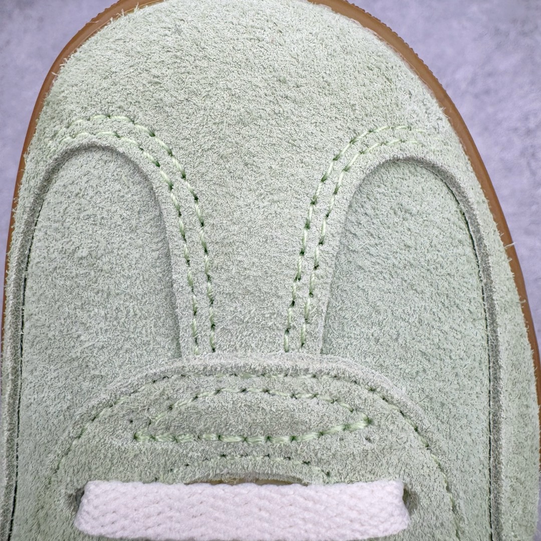 图片[14]-＃CS纯原 AD Original Gazelle Indoor Trainers 瞪羚室内鞋系列低帮复古百搭休闲运动德训风板鞋 绿色 IE2948 高端零售特供批次 原厂定制长毛翻毛皮组合环保纤维革鞋面材质 内置环保海玻璃鞋垫 外置RB橡胶大底 产品品控稳定性领先行业 原厂全套原楦原纸板冲刀磨具开发 原厂皮料加持 原厂港宝加持定型后跟R度完美 将复古进行到底 简约流畅 三十年不变经典 这款Gazelle运动鞋 无论面料、配色、质感或设计 都只在重现其1991年原款的经典 皮革鞋面 撞色三条纹和鞋跟标的设计 力求呈现90年代的经典复古风潮 Samba火热的同时 也带动了其它的复古鞋型 Gazelle便是其中一只 Gazelle Indoor拥有包边更宽的T字型鞋头 更好的保护运动员的前掌 浓浓的复古氛围感 非常适合现在流行的Cleanfit风格 尺码：35.5 36 36.5 37.5 38 38.5 39 40 40.5 41 42 42.5 43 44 44.5 45 46-选品中心