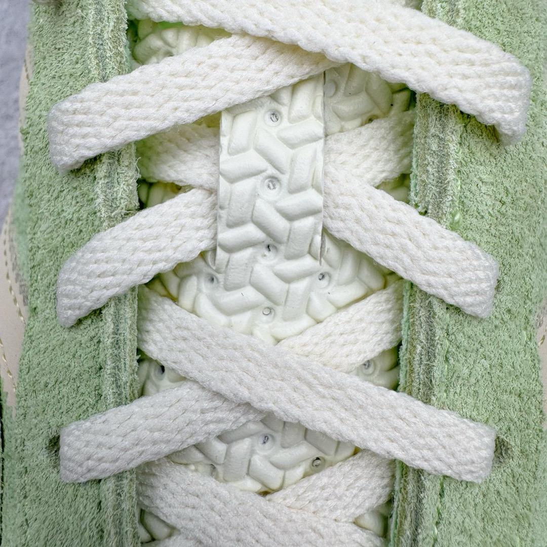图片[11]-＃CS纯原 AD Original Gazelle Indoor Trainers 瞪羚室内鞋系列低帮复古百搭休闲运动德训风板鞋 绿色 IE2948 高端零售特供批次 原厂定制长毛翻毛皮组合环保纤维革鞋面材质 内置环保海玻璃鞋垫 外置RB橡胶大底 产品品控稳定性领先行业 原厂全套原楦原纸板冲刀磨具开发 原厂皮料加持 原厂港宝加持定型后跟R度完美 将复古进行到底 简约流畅 三十年不变经典 这款Gazelle运动鞋 无论面料、配色、质感或设计 都只在重现其1991年原款的经典 皮革鞋面 撞色三条纹和鞋跟标的设计 力求呈现90年代的经典复古风潮 Samba火热的同时 也带动了其它的复古鞋型 Gazelle便是其中一只 Gazelle Indoor拥有包边更宽的T字型鞋头 更好的保护运动员的前掌 浓浓的复古氛围感 非常适合现在流行的Cleanfit风格 尺码：35.5 36 36.5 37.5 38 38.5 39 40 40.5 41 42 42.5 43 44 44.5 45 46-选品中心