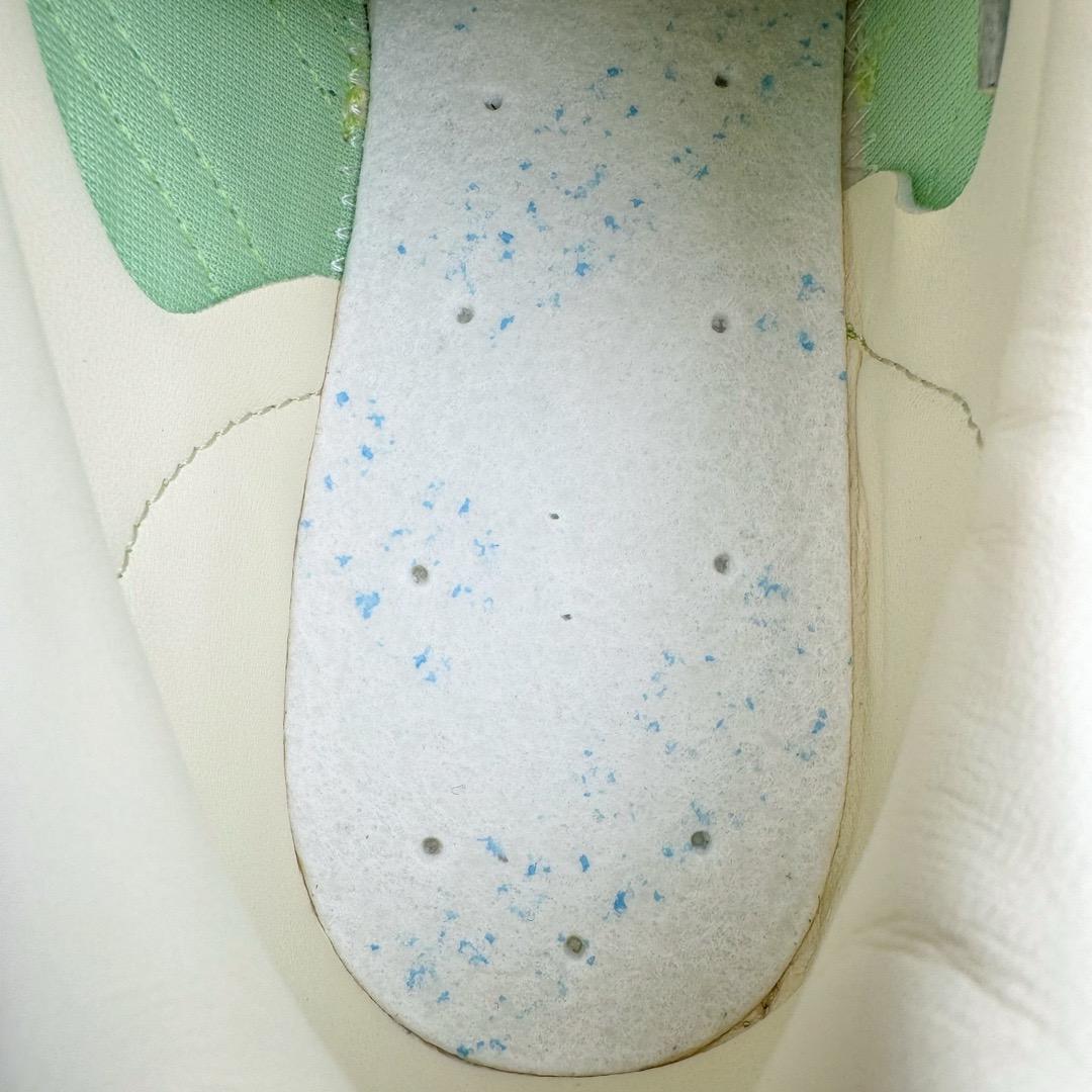 图片[18]-＃CS纯原 AD Original Gazelle Indoor Trainers 瞪羚室内鞋系列低帮复古百搭休闲运动德训风板鞋 绿色 IE2948 高端零售特供批次 原厂定制长毛翻毛皮组合环保纤维革鞋面材质 内置环保海玻璃鞋垫 外置RB橡胶大底 产品品控稳定性领先行业 原厂全套原楦原纸板冲刀磨具开发 原厂皮料加持 原厂港宝加持定型后跟R度完美 将复古进行到底 简约流畅 三十年不变经典 这款Gazelle运动鞋 无论面料、配色、质感或设计 都只在重现其1991年原款的经典 皮革鞋面 撞色三条纹和鞋跟标的设计 力求呈现90年代的经典复古风潮 Samba火热的同时 也带动了其它的复古鞋型 Gazelle便是其中一只 Gazelle Indoor拥有包边更宽的T字型鞋头 更好的保护运动员的前掌 浓浓的复古氛围感 非常适合现在流行的Cleanfit风格 尺码：35.5 36 36.5 37.5 38 38.5 39 40 40.5 41 42 42.5 43 44 44.5 45 46-选品中心
