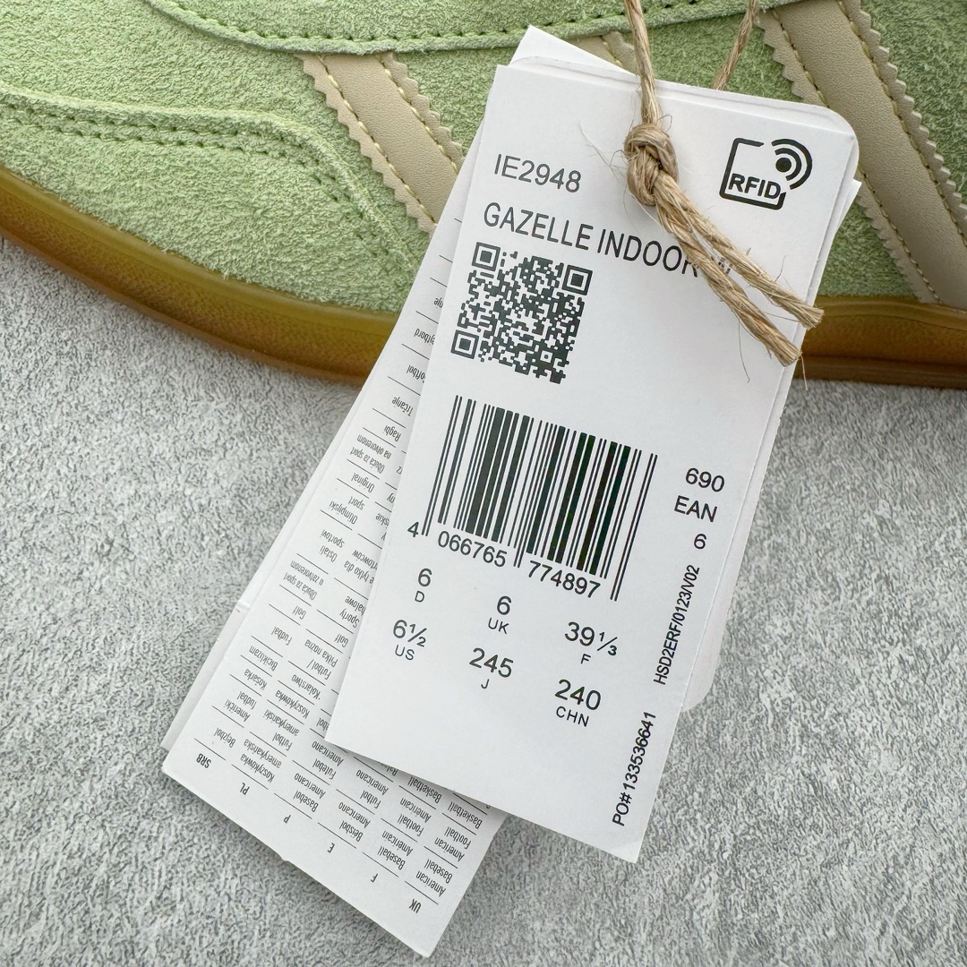 图片[20]-＃CS纯原 AD Original Gazelle Indoor Trainers 瞪羚室内鞋系列低帮复古百搭休闲运动德训风板鞋 绿色 IE2948 高端零售特供批次 原厂定制长毛翻毛皮组合环保纤维革鞋面材质 内置环保海玻璃鞋垫 外置RB橡胶大底 产品品控稳定性领先行业 原厂全套原楦原纸板冲刀磨具开发 原厂皮料加持 原厂港宝加持定型后跟R度完美 将复古进行到底 简约流畅 三十年不变经典 这款Gazelle运动鞋 无论面料、配色、质感或设计 都只在重现其1991年原款的经典 皮革鞋面 撞色三条纹和鞋跟标的设计 力求呈现90年代的经典复古风潮 Samba火热的同时 也带动了其它的复古鞋型 Gazelle便是其中一只 Gazelle Indoor拥有包边更宽的T字型鞋头 更好的保护运动员的前掌 浓浓的复古氛围感 非常适合现在流行的Cleanfit风格 尺码：35.5 36 36.5 37.5 38 38.5 39 40 40.5 41 42 42.5 43 44 44.5 45 46-选品中心