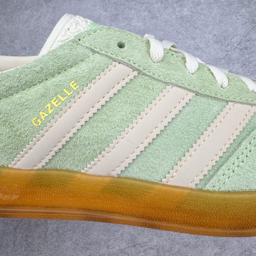 图片[13]-＃CS纯原 AD Original Gazelle Indoor Trainers 瞪羚室内鞋系列低帮复古百搭休闲运动德训风板鞋 绿色 IE2948 高端零售特供批次 原厂定制长毛翻毛皮组合环保纤维革鞋面材质 内置环保海玻璃鞋垫 外置RB橡胶大底 产品品控稳定性领先行业 原厂全套原楦原纸板冲刀磨具开发 原厂皮料加持 原厂港宝加持定型后跟R度完美 将复古进行到底 简约流畅 三十年不变经典 这款Gazelle运动鞋 无论面料、配色、质感或设计 都只在重现其1991年原款的经典 皮革鞋面 撞色三条纹和鞋跟标的设计 力求呈现90年代的经典复古风潮 Samba火热的同时 也带动了其它的复古鞋型 Gazelle便是其中一只 Gazelle Indoor拥有包边更宽的T字型鞋头 更好的保护运动员的前掌 浓浓的复古氛围感 非常适合现在流行的Cleanfit风格 尺码：35.5 36 36.5 37.5 38 38.5 39 40 40.5 41 42 42.5 43 44 44.5 45 46-选品中心