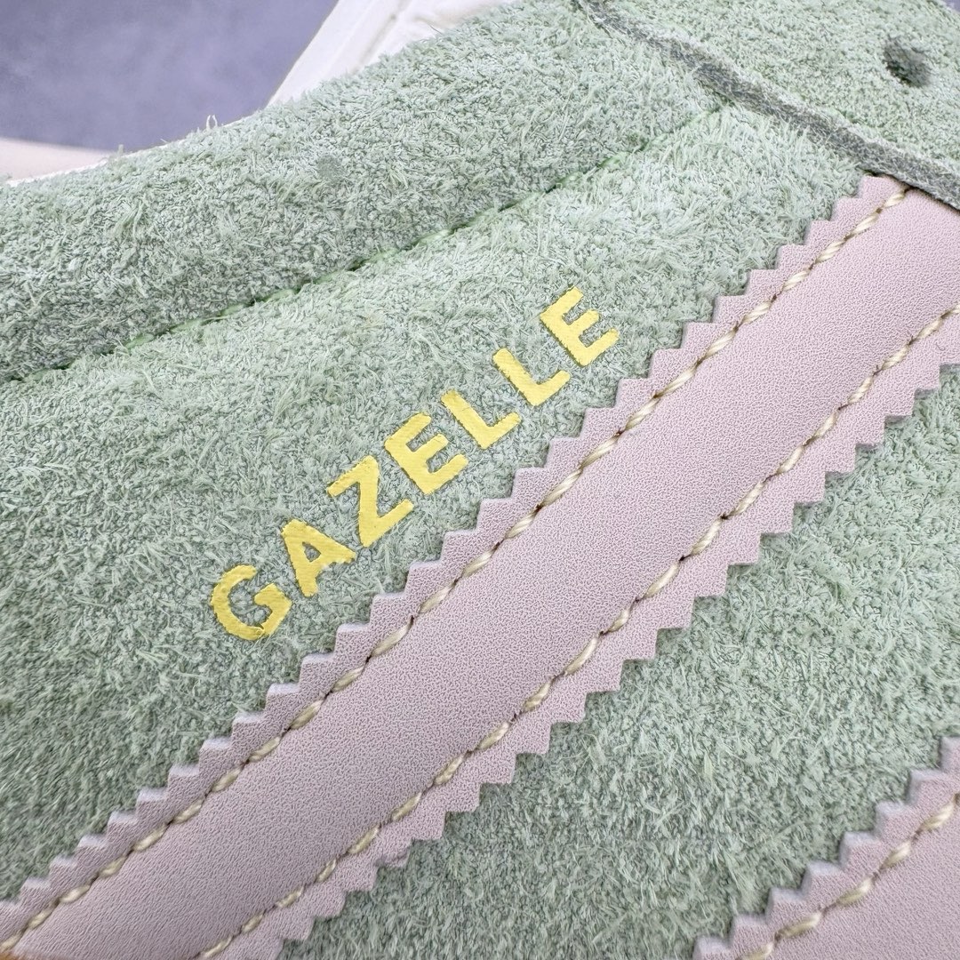 图片[12]-＃CS纯原 AD Original Gazelle Indoor Trainers 瞪羚室内鞋系列低帮复古百搭休闲运动德训风板鞋 绿色 IE2948 高端零售特供批次 原厂定制长毛翻毛皮组合环保纤维革鞋面材质 内置环保海玻璃鞋垫 外置RB橡胶大底 产品品控稳定性领先行业 原厂全套原楦原纸板冲刀磨具开发 原厂皮料加持 原厂港宝加持定型后跟R度完美 将复古进行到底 简约流畅 三十年不变经典 这款Gazelle运动鞋 无论面料、配色、质感或设计 都只在重现其1991年原款的经典 皮革鞋面 撞色三条纹和鞋跟标的设计 力求呈现90年代的经典复古风潮 Samba火热的同时 也带动了其它的复古鞋型 Gazelle便是其中一只 Gazelle Indoor拥有包边更宽的T字型鞋头 更好的保护运动员的前掌 浓浓的复古氛围感 非常适合现在流行的Cleanfit风格 尺码：35.5 36 36.5 37.5 38 38.5 39 40 40.5 41 42 42.5 43 44 44.5 45 46-选品中心