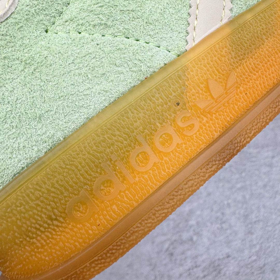 图片[15]-＃CS纯原 AD Original Gazelle Indoor Trainers 瞪羚室内鞋系列低帮复古百搭休闲运动德训风板鞋 绿色 IE2948 高端零售特供批次 原厂定制长毛翻毛皮组合环保纤维革鞋面材质 内置环保海玻璃鞋垫 外置RB橡胶大底 产品品控稳定性领先行业 原厂全套原楦原纸板冲刀磨具开发 原厂皮料加持 原厂港宝加持定型后跟R度完美 将复古进行到底 简约流畅 三十年不变经典 这款Gazelle运动鞋 无论面料、配色、质感或设计 都只在重现其1991年原款的经典 皮革鞋面 撞色三条纹和鞋跟标的设计 力求呈现90年代的经典复古风潮 Samba火热的同时 也带动了其它的复古鞋型 Gazelle便是其中一只 Gazelle Indoor拥有包边更宽的T字型鞋头 更好的保护运动员的前掌 浓浓的复古氛围感 非常适合现在流行的Cleanfit风格 尺码：35.5 36 36.5 37.5 38 38.5 39 40 40.5 41 42 42.5 43 44 44.5 45 46-选品中心