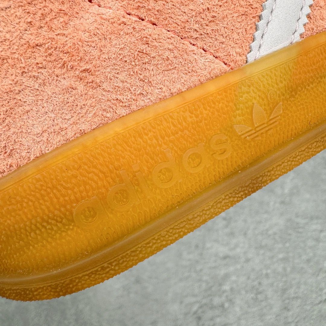 图片[17]-＃CS纯原 AD Original Gazelle Indoor Trainers 瞪羚室内鞋系列低帮复古百搭休闲运动德训风板鞋 淡粉 IE2946 高端零售特供批次 原厂定制长毛翻毛皮组合环保纤维革鞋面材质 内置环保海玻璃鞋垫 外置RB橡胶大底 产品品控稳定性领先行业 原厂全套原楦原纸板冲刀磨具开发 原厂皮料加持 原厂港宝加持定型后跟R度完美 将复古进行到底 简约流畅 三十年不变经典 这款Gazelle运动鞋 无论面料、配色、质感或设计 都只在重现其1991年原款的经典 皮革鞋面 撞色三条纹和鞋跟标的设计 力求呈现90年代的经典复古风潮 Samba火热的同时 也带动了其它的复古鞋型 Gazelle便是其中一只 Gazelle Indoor拥有包边更宽的T字型鞋头 更好的保护运动员的前掌 浓浓的复古氛围感 非常适合现在流行的Cleanfit风格 尺码：35.5 36 36.5 37.5 38 38.5 39 40 40.5 41 42 42.5 43 44 44.5 45 46-选品中心