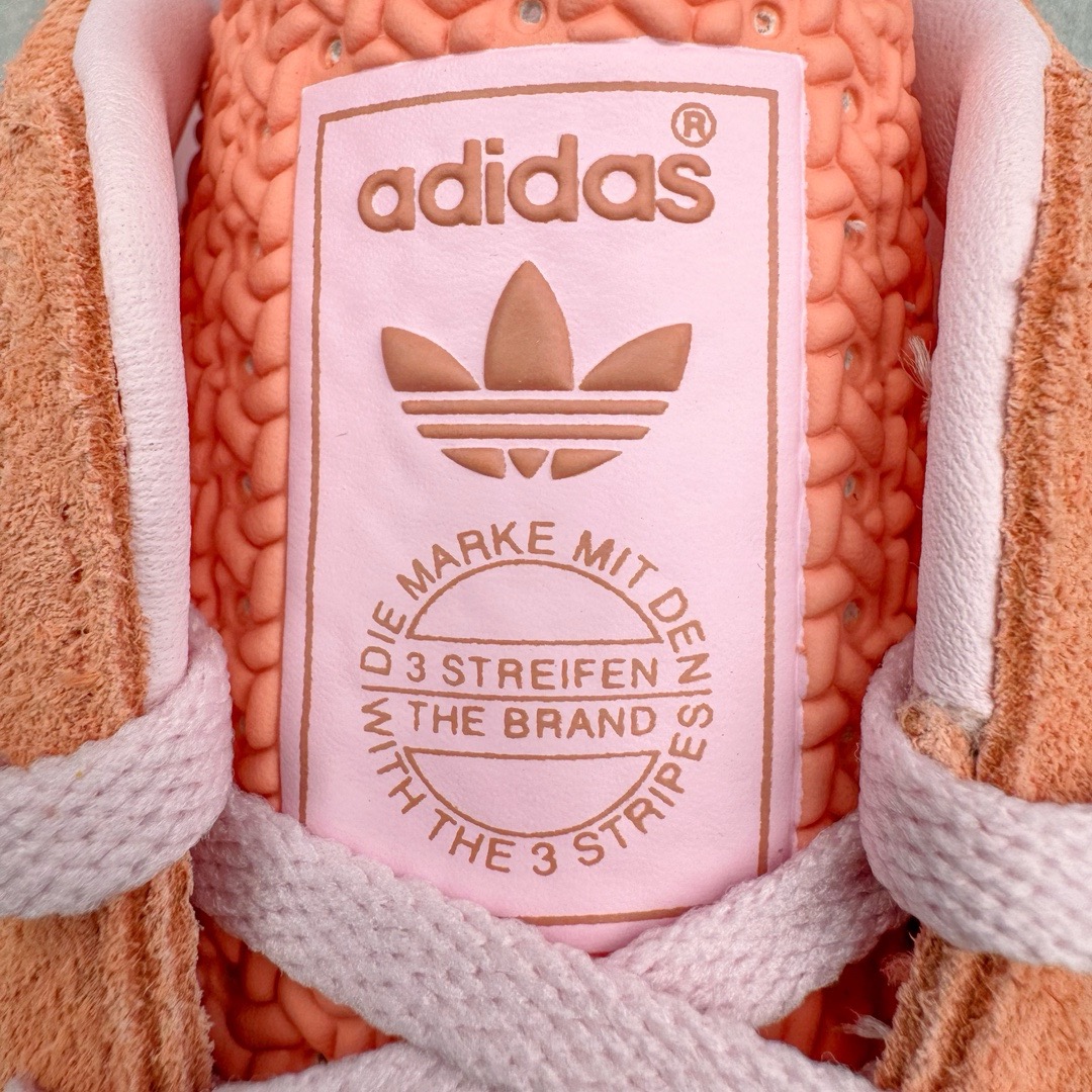 图片[13]-＃CS纯原 AD Original Gazelle Indoor Trainers 瞪羚室内鞋系列低帮复古百搭休闲运动德训风板鞋 淡粉 IE2946 高端零售特供批次 原厂定制长毛翻毛皮组合环保纤维革鞋面材质 内置环保海玻璃鞋垫 外置RB橡胶大底 产品品控稳定性领先行业 原厂全套原楦原纸板冲刀磨具开发 原厂皮料加持 原厂港宝加持定型后跟R度完美 将复古进行到底 简约流畅 三十年不变经典 这款Gazelle运动鞋 无论面料、配色、质感或设计 都只在重现其1991年原款的经典 皮革鞋面 撞色三条纹和鞋跟标的设计 力求呈现90年代的经典复古风潮 Samba火热的同时 也带动了其它的复古鞋型 Gazelle便是其中一只 Gazelle Indoor拥有包边更宽的T字型鞋头 更好的保护运动员的前掌 浓浓的复古氛围感 非常适合现在流行的Cleanfit风格 尺码：35.5 36 36.5 37.5 38 38.5 39 40 40.5 41 42 42.5 43 44 44.5 45 46-选品中心