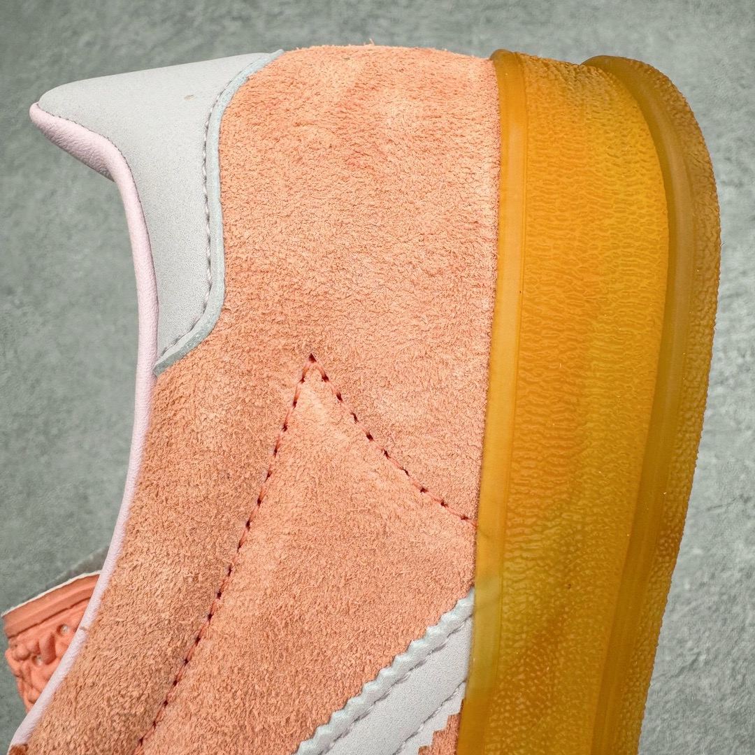 图片[12]-＃CS纯原 AD Original Gazelle Indoor Trainers 瞪羚室内鞋系列低帮复古百搭休闲运动德训风板鞋 淡粉 IE2946 高端零售特供批次 原厂定制长毛翻毛皮组合环保纤维革鞋面材质 内置环保海玻璃鞋垫 外置RB橡胶大底 产品品控稳定性领先行业 原厂全套原楦原纸板冲刀磨具开发 原厂皮料加持 原厂港宝加持定型后跟R度完美 将复古进行到底 简约流畅 三十年不变经典 这款Gazelle运动鞋 无论面料、配色、质感或设计 都只在重现其1991年原款的经典 皮革鞋面 撞色三条纹和鞋跟标的设计 力求呈现90年代的经典复古风潮 Samba火热的同时 也带动了其它的复古鞋型 Gazelle便是其中一只 Gazelle Indoor拥有包边更宽的T字型鞋头 更好的保护运动员的前掌 浓浓的复古氛围感 非常适合现在流行的Cleanfit风格 尺码：35.5 36 36.5 37.5 38 38.5 39 40 40.5 41 42 42.5 43 44 44.5 45 46-选品中心