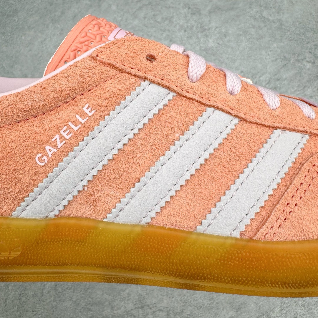 图片[15]-＃CS纯原 AD Original Gazelle Indoor Trainers 瞪羚室内鞋系列低帮复古百搭休闲运动德训风板鞋 淡粉 IE2946 高端零售特供批次 原厂定制长毛翻毛皮组合环保纤维革鞋面材质 内置环保海玻璃鞋垫 外置RB橡胶大底 产品品控稳定性领先行业 原厂全套原楦原纸板冲刀磨具开发 原厂皮料加持 原厂港宝加持定型后跟R度完美 将复古进行到底 简约流畅 三十年不变经典 这款Gazelle运动鞋 无论面料、配色、质感或设计 都只在重现其1991年原款的经典 皮革鞋面 撞色三条纹和鞋跟标的设计 力求呈现90年代的经典复古风潮 Samba火热的同时 也带动了其它的复古鞋型 Gazelle便是其中一只 Gazelle Indoor拥有包边更宽的T字型鞋头 更好的保护运动员的前掌 浓浓的复古氛围感 非常适合现在流行的Cleanfit风格 尺码：35.5 36 36.5 37.5 38 38.5 39 40 40.5 41 42 42.5 43 44 44.5 45 46-选品中心
