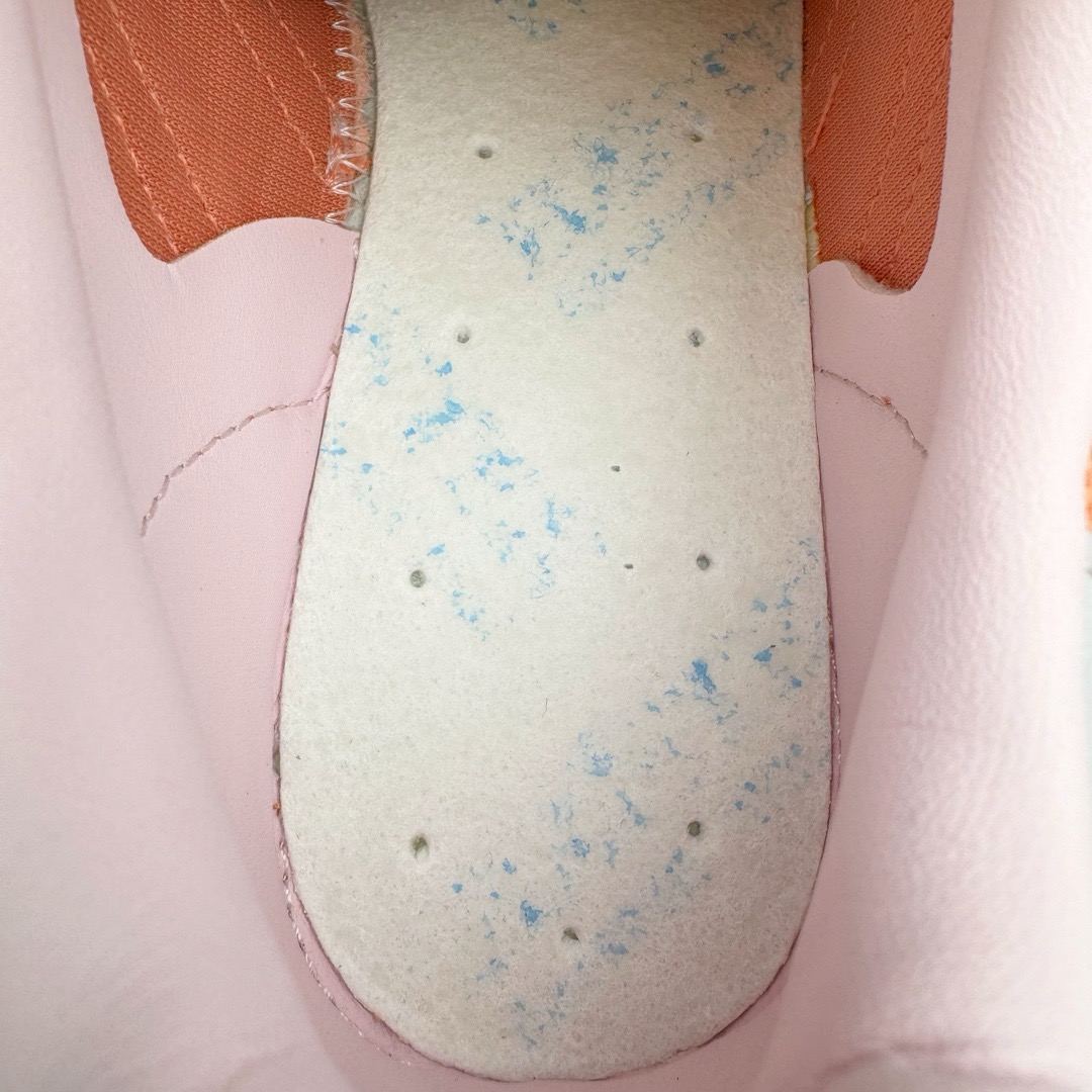 图片[21]-＃CS纯原 AD Original Gazelle Indoor Trainers 瞪羚室内鞋系列低帮复古百搭休闲运动德训风板鞋 淡粉 IE2946 高端零售特供批次 原厂定制长毛翻毛皮组合环保纤维革鞋面材质 内置环保海玻璃鞋垫 外置RB橡胶大底 产品品控稳定性领先行业 原厂全套原楦原纸板冲刀磨具开发 原厂皮料加持 原厂港宝加持定型后跟R度完美 将复古进行到底 简约流畅 三十年不变经典 这款Gazelle运动鞋 无论面料、配色、质感或设计 都只在重现其1991年原款的经典 皮革鞋面 撞色三条纹和鞋跟标的设计 力求呈现90年代的经典复古风潮 Samba火热的同时 也带动了其它的复古鞋型 Gazelle便是其中一只 Gazelle Indoor拥有包边更宽的T字型鞋头 更好的保护运动员的前掌 浓浓的复古氛围感 非常适合现在流行的Cleanfit风格 尺码：35.5 36 36.5 37.5 38 38.5 39 40 40.5 41 42 42.5 43 44 44.5 45 46-选品中心