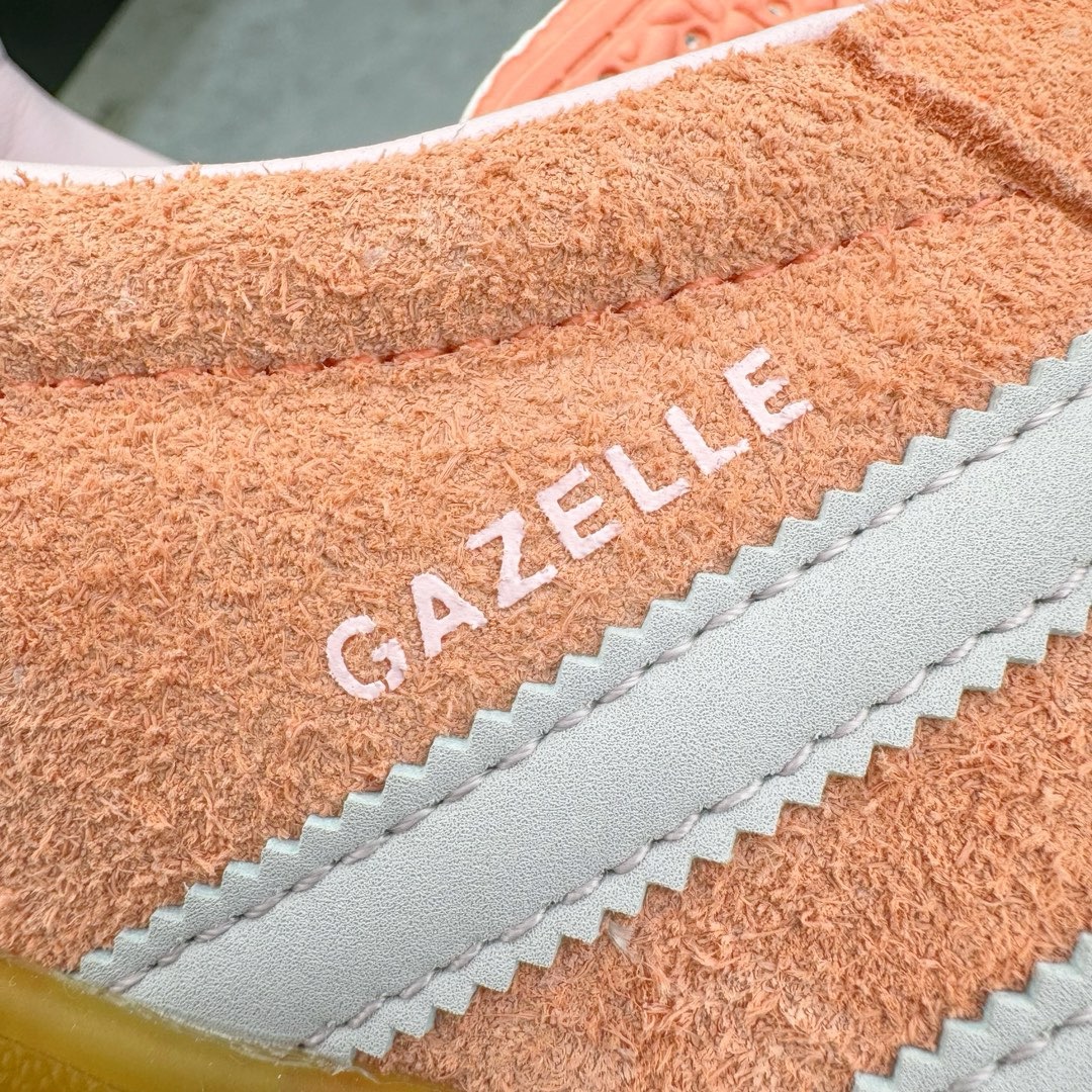 图片[16]-＃CS纯原 AD Original Gazelle Indoor Trainers 瞪羚室内鞋系列低帮复古百搭休闲运动德训风板鞋 淡粉 IE2946 高端零售特供批次 原厂定制长毛翻毛皮组合环保纤维革鞋面材质 内置环保海玻璃鞋垫 外置RB橡胶大底 产品品控稳定性领先行业 原厂全套原楦原纸板冲刀磨具开发 原厂皮料加持 原厂港宝加持定型后跟R度完美 将复古进行到底 简约流畅 三十年不变经典 这款Gazelle运动鞋 无论面料、配色、质感或设计 都只在重现其1991年原款的经典 皮革鞋面 撞色三条纹和鞋跟标的设计 力求呈现90年代的经典复古风潮 Samba火热的同时 也带动了其它的复古鞋型 Gazelle便是其中一只 Gazelle Indoor拥有包边更宽的T字型鞋头 更好的保护运动员的前掌 浓浓的复古氛围感 非常适合现在流行的Cleanfit风格 尺码：35.5 36 36.5 37.5 38 38.5 39 40 40.5 41 42 42.5 43 44 44.5 45 46-选品中心