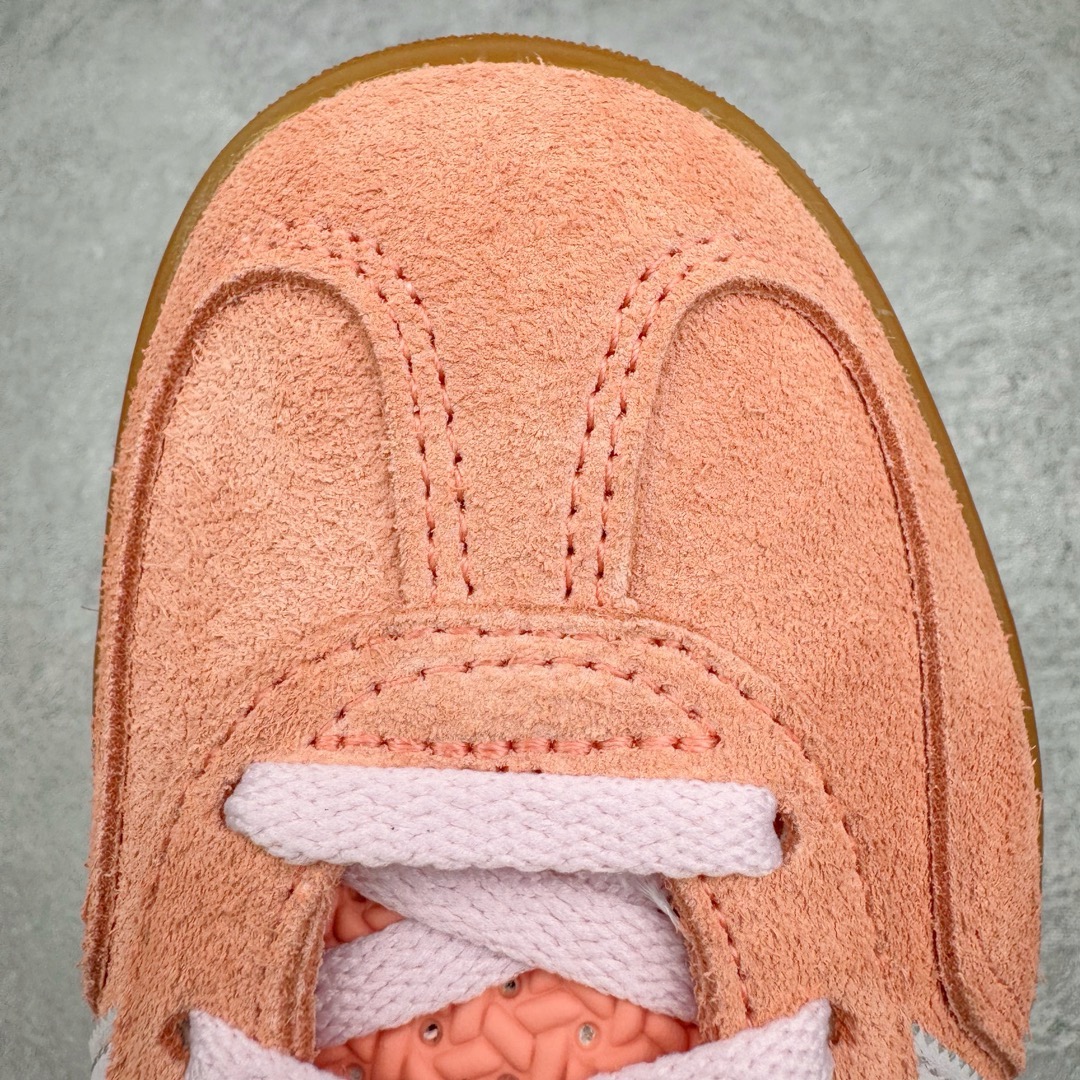 图片[14]-＃CS纯原 AD Original Gazelle Indoor Trainers 瞪羚室内鞋系列低帮复古百搭休闲运动德训风板鞋 淡粉 IE2946 高端零售特供批次 原厂定制长毛翻毛皮组合环保纤维革鞋面材质 内置环保海玻璃鞋垫 外置RB橡胶大底 产品品控稳定性领先行业 原厂全套原楦原纸板冲刀磨具开发 原厂皮料加持 原厂港宝加持定型后跟R度完美 将复古进行到底 简约流畅 三十年不变经典 这款Gazelle运动鞋 无论面料、配色、质感或设计 都只在重现其1991年原款的经典 皮革鞋面 撞色三条纹和鞋跟标的设计 力求呈现90年代的经典复古风潮 Samba火热的同时 也带动了其它的复古鞋型 Gazelle便是其中一只 Gazelle Indoor拥有包边更宽的T字型鞋头 更好的保护运动员的前掌 浓浓的复古氛围感 非常适合现在流行的Cleanfit风格 尺码：35.5 36 36.5 37.5 38 38.5 39 40 40.5 41 42 42.5 43 44 44.5 45 46-选品中心