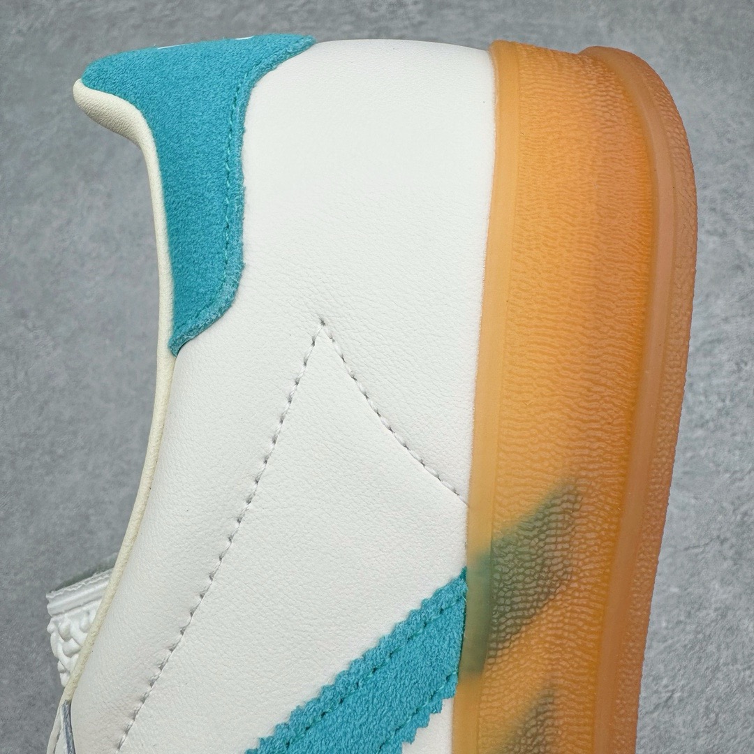 图片[16]-＃CS纯原 AD Original Gazelle Indoor Trainers 瞪羚室内鞋系列低帮复古百搭休闲运动德训风板鞋 白蓝 JI2583 高端零售特供批次 原厂定制长毛翻毛皮组合环保纤维革鞋面材质 内置环保海玻璃鞋垫 外置RB橡胶大底 产品品控稳定性领先行业 原厂全套原楦原纸板冲刀磨具开发 原厂皮料加持 原厂港宝加持定型后跟R度完美 将复古进行到底 简约流畅 三十年不变经典 这款Gazelle运动鞋 无论面料、配色、质感或设计 都只在重现其1991年原款的经典 皮革鞋面 撞色三条纹和鞋跟标的设计 力求呈现90年代的经典复古风潮 Samba火热的同时 也带动了其它的复古鞋型 Gazelle便是其中一只 Gazelle Indoor拥有包边更宽的T字型鞋头 更好的保护运动员的前掌 浓浓的复古氛围感 非常适合现在流行的Cleanfit风格 尺码：35.5 36 36.5 37.5 38 38.5 39 40 40.5 41 42 42.5 43 44 44.5 45 46-选品中心
