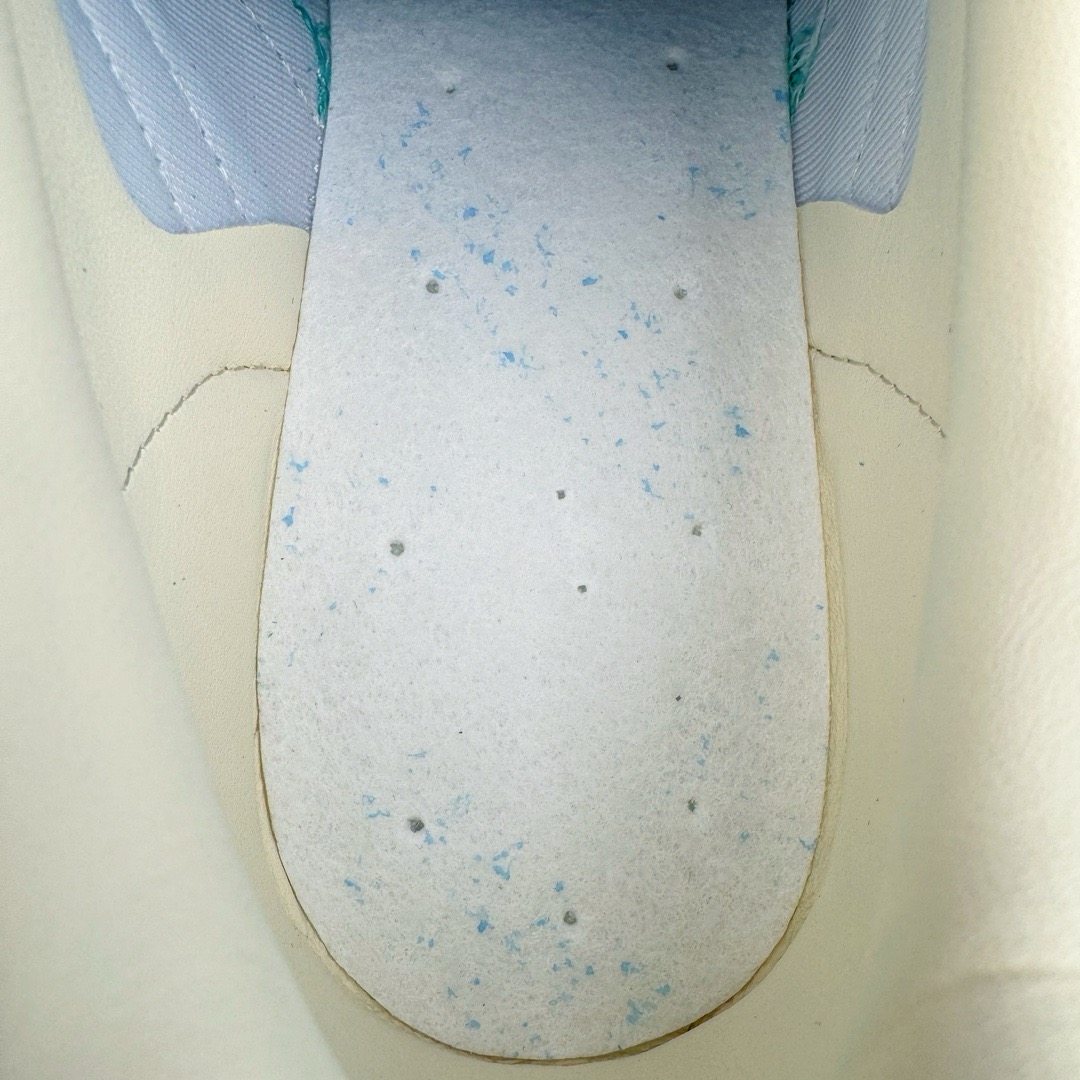 图片[10]-＃CS纯原 AD Original Gazelle Indoor Trainers 瞪羚室内鞋系列低帮复古百搭休闲运动德训风板鞋 白蓝 JI2583 高端零售特供批次 原厂定制长毛翻毛皮组合环保纤维革鞋面材质 内置环保海玻璃鞋垫 外置RB橡胶大底 产品品控稳定性领先行业 原厂全套原楦原纸板冲刀磨具开发 原厂皮料加持 原厂港宝加持定型后跟R度完美 将复古进行到底 简约流畅 三十年不变经典 这款Gazelle运动鞋 无论面料、配色、质感或设计 都只在重现其1991年原款的经典 皮革鞋面 撞色三条纹和鞋跟标的设计 力求呈现90年代的经典复古风潮 Samba火热的同时 也带动了其它的复古鞋型 Gazelle便是其中一只 Gazelle Indoor拥有包边更宽的T字型鞋头 更好的保护运动员的前掌 浓浓的复古氛围感 非常适合现在流行的Cleanfit风格 尺码：35.5 36 36.5 37.5 38 38.5 39 40 40.5 41 42 42.5 43 44 44.5 45 46-选品中心