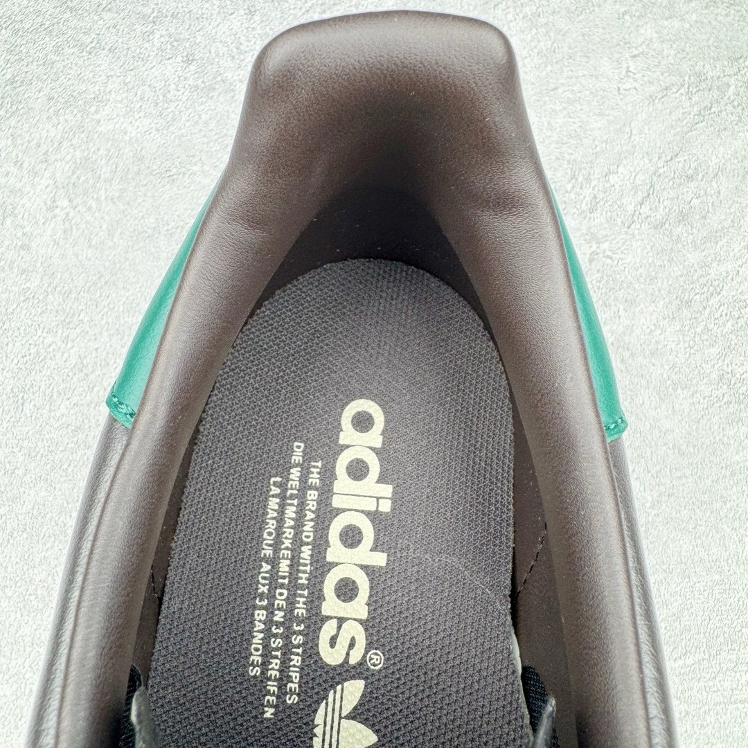 图片[13]-＃CS纯原 AD Original Gazelle Indoor Trainers 瞪羚室内鞋系列低帮复古百搭休闲运动德训风板鞋 黑棕 IH0374 高端零售特供批次 原厂定制长毛翻毛皮组合环保纤维革鞋面材质 内置环保海玻璃鞋垫 外置RB橡胶大底 产品品控稳定性领先行业 原厂全套原楦原纸板冲刀磨具开发 原厂皮料加持 原厂港宝加持定型后跟R度完美 将复古进行到底 简约流畅 三十年不变经典 这款Gazelle运动鞋 无论面料、配色、质感或设计 都只在重现其1991年原款的经典 皮革鞋面 撞色三条纹和鞋跟标的设计 力求呈现90年代的经典复古风潮 Samba火热的同时 也带动了其它的复古鞋型 Gazelle便是其中一只 Gazelle Indoor拥有包边更宽的T字型鞋头 更好的保护运动员的前掌 浓浓的复古氛围感 非常适合现在流行的Cleanfit风格 尺码：35.5 36 36.5 37.5 38 38.5 39 40 40.5 41 42 42.5 43 44 44.5 45 46-选品中心