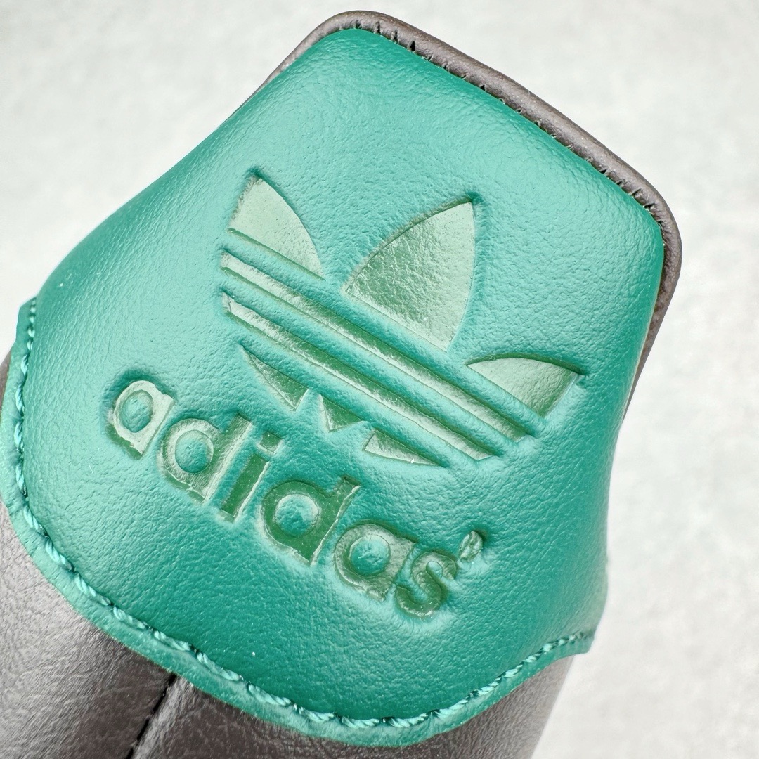 图片[16]-＃CS纯原 AD Original Gazelle Indoor Trainers 瞪羚室内鞋系列低帮复古百搭休闲运动德训风板鞋 黑棕 IH0374 高端零售特供批次 原厂定制长毛翻毛皮组合环保纤维革鞋面材质 内置环保海玻璃鞋垫 外置RB橡胶大底 产品品控稳定性领先行业 原厂全套原楦原纸板冲刀磨具开发 原厂皮料加持 原厂港宝加持定型后跟R度完美 将复古进行到底 简约流畅 三十年不变经典 这款Gazelle运动鞋 无论面料、配色、质感或设计 都只在重现其1991年原款的经典 皮革鞋面 撞色三条纹和鞋跟标的设计 力求呈现90年代的经典复古风潮 Samba火热的同时 也带动了其它的复古鞋型 Gazelle便是其中一只 Gazelle Indoor拥有包边更宽的T字型鞋头 更好的保护运动员的前掌 浓浓的复古氛围感 非常适合现在流行的Cleanfit风格 尺码：35.5 36 36.5 37.5 38 38.5 39 40 40.5 41 42 42.5 43 44 44.5 45 46-选品中心