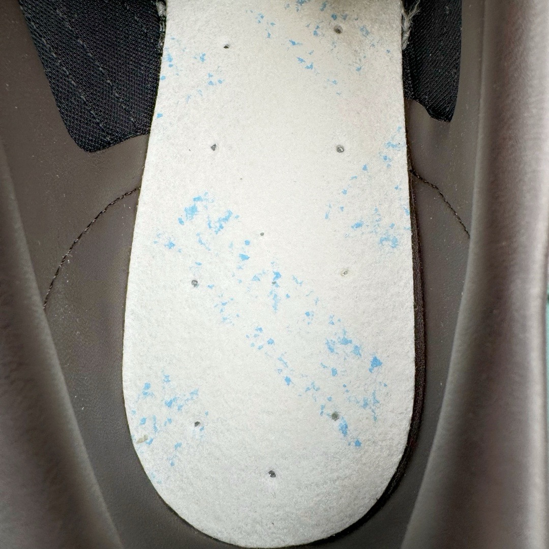 图片[10]-＃CS纯原 AD Original Gazelle Indoor Trainers 瞪羚室内鞋系列低帮复古百搭休闲运动德训风板鞋 黑棕 IH0374 高端零售特供批次 原厂定制长毛翻毛皮组合环保纤维革鞋面材质 内置环保海玻璃鞋垫 外置RB橡胶大底 产品品控稳定性领先行业 原厂全套原楦原纸板冲刀磨具开发 原厂皮料加持 原厂港宝加持定型后跟R度完美 将复古进行到底 简约流畅 三十年不变经典 这款Gazelle运动鞋 无论面料、配色、质感或设计 都只在重现其1991年原款的经典 皮革鞋面 撞色三条纹和鞋跟标的设计 力求呈现90年代的经典复古风潮 Samba火热的同时 也带动了其它的复古鞋型 Gazelle便是其中一只 Gazelle Indoor拥有包边更宽的T字型鞋头 更好的保护运动员的前掌 浓浓的复古氛围感 非常适合现在流行的Cleanfit风格 尺码：35.5 36 36.5 37.5 38 38.5 39 40 40.5 41 42 42.5 43 44 44.5 45 46-选品中心