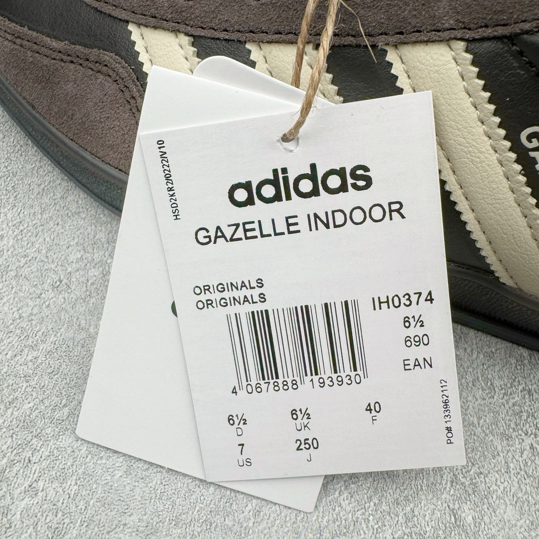 图片[21]-＃CS纯原 AD Original Gazelle Indoor Trainers 瞪羚室内鞋系列低帮复古百搭休闲运动德训风板鞋 黑棕 IH0374 高端零售特供批次 原厂定制长毛翻毛皮组合环保纤维革鞋面材质 内置环保海玻璃鞋垫 外置RB橡胶大底 产品品控稳定性领先行业 原厂全套原楦原纸板冲刀磨具开发 原厂皮料加持 原厂港宝加持定型后跟R度完美 将复古进行到底 简约流畅 三十年不变经典 这款Gazelle运动鞋 无论面料、配色、质感或设计 都只在重现其1991年原款的经典 皮革鞋面 撞色三条纹和鞋跟标的设计 力求呈现90年代的经典复古风潮 Samba火热的同时 也带动了其它的复古鞋型 Gazelle便是其中一只 Gazelle Indoor拥有包边更宽的T字型鞋头 更好的保护运动员的前掌 浓浓的复古氛围感 非常适合现在流行的Cleanfit风格 尺码：35.5 36 36.5 37.5 38 38.5 39 40 40.5 41 42 42.5 43 44 44.5 45 46-选品中心