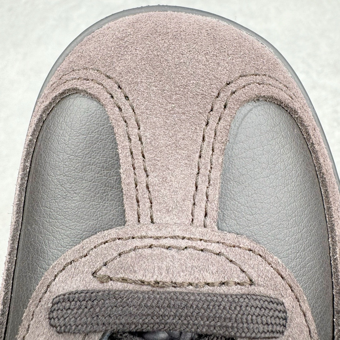 图片[18]-＃CS纯原 AD Original Gazelle Indoor Trainers 瞪羚室内鞋系列低帮复古百搭休闲运动德训风板鞋 黑棕 IH0374 高端零售特供批次 原厂定制长毛翻毛皮组合环保纤维革鞋面材质 内置环保海玻璃鞋垫 外置RB橡胶大底 产品品控稳定性领先行业 原厂全套原楦原纸板冲刀磨具开发 原厂皮料加持 原厂港宝加持定型后跟R度完美 将复古进行到底 简约流畅 三十年不变经典 这款Gazelle运动鞋 无论面料、配色、质感或设计 都只在重现其1991年原款的经典 皮革鞋面 撞色三条纹和鞋跟标的设计 力求呈现90年代的经典复古风潮 Samba火热的同时 也带动了其它的复古鞋型 Gazelle便是其中一只 Gazelle Indoor拥有包边更宽的T字型鞋头 更好的保护运动员的前掌 浓浓的复古氛围感 非常适合现在流行的Cleanfit风格 尺码：35.5 36 36.5 37.5 38 38.5 39 40 40.5 41 42 42.5 43 44 44.5 45 46-选品中心
