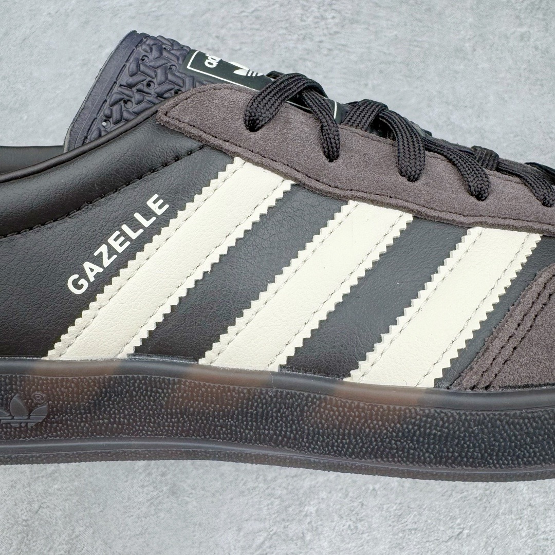 图片[19]-＃CS纯原 AD Original Gazelle Indoor Trainers 瞪羚室内鞋系列低帮复古百搭休闲运动德训风板鞋 黑棕 IH0374 高端零售特供批次 原厂定制长毛翻毛皮组合环保纤维革鞋面材质 内置环保海玻璃鞋垫 外置RB橡胶大底 产品品控稳定性领先行业 原厂全套原楦原纸板冲刀磨具开发 原厂皮料加持 原厂港宝加持定型后跟R度完美 将复古进行到底 简约流畅 三十年不变经典 这款Gazelle运动鞋 无论面料、配色、质感或设计 都只在重现其1991年原款的经典 皮革鞋面 撞色三条纹和鞋跟标的设计 力求呈现90年代的经典复古风潮 Samba火热的同时 也带动了其它的复古鞋型 Gazelle便是其中一只 Gazelle Indoor拥有包边更宽的T字型鞋头 更好的保护运动员的前掌 浓浓的复古氛围感 非常适合现在流行的Cleanfit风格 尺码：35.5 36 36.5 37.5 38 38.5 39 40 40.5 41 42 42.5 43 44 44.5 45 46-选品中心