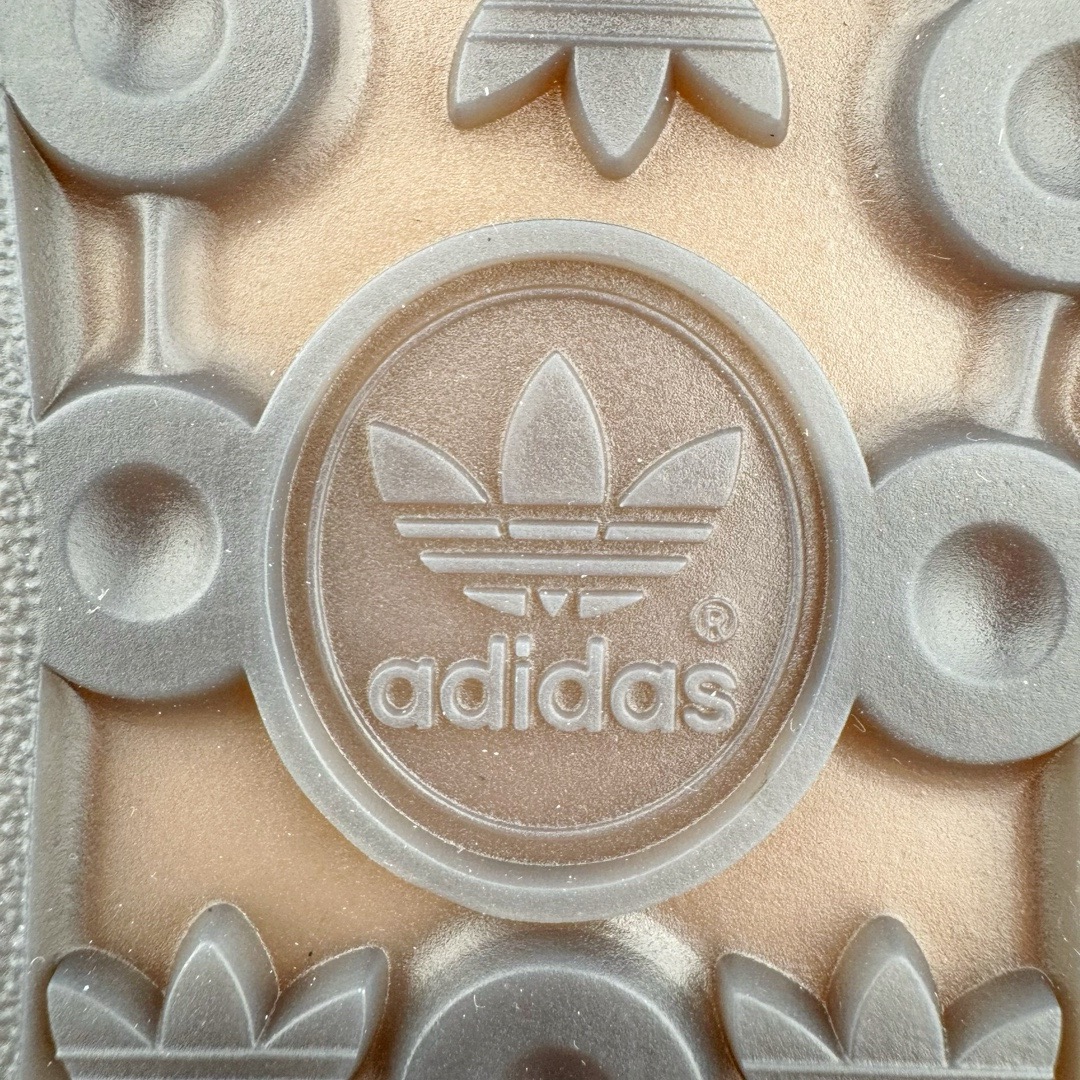 图片[20]-＃CS纯原 AD Original Gazelle Indoor Trainers 瞪羚室内鞋系列低帮复古百搭休闲运动德训风板鞋 黑棕 IH0374 高端零售特供批次 原厂定制长毛翻毛皮组合环保纤维革鞋面材质 内置环保海玻璃鞋垫 外置RB橡胶大底 产品品控稳定性领先行业 原厂全套原楦原纸板冲刀磨具开发 原厂皮料加持 原厂港宝加持定型后跟R度完美 将复古进行到底 简约流畅 三十年不变经典 这款Gazelle运动鞋 无论面料、配色、质感或设计 都只在重现其1991年原款的经典 皮革鞋面 撞色三条纹和鞋跟标的设计 力求呈现90年代的经典复古风潮 Samba火热的同时 也带动了其它的复古鞋型 Gazelle便是其中一只 Gazelle Indoor拥有包边更宽的T字型鞋头 更好的保护运动员的前掌 浓浓的复古氛围感 非常适合现在流行的Cleanfit风格 尺码：35.5 36 36.5 37.5 38 38.5 39 40 40.5 41 42 42.5 43 44 44.5 45 46-选品中心