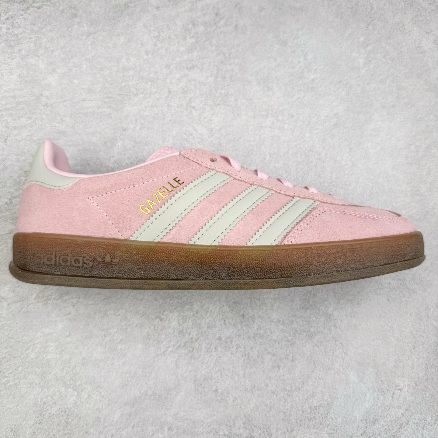 图片[10]-＃CS纯原 AD Original Gazelle Indoor Trainers 瞪羚室内鞋系列低帮复古百搭休闲运动德训风板鞋 高端零售特供批次 原厂定制长毛翻毛皮组合环保纤维革鞋面材质 内置环保海玻璃鞋垫 外置RB橡胶大底 产品品控稳定性领先行业 原厂全套原楦原纸板冲刀磨具开发 原厂皮料加持 原厂港宝加持定型后跟R度完美 将复古进行到底 简约流畅 三十年不变经典 这款Gazelle运动鞋 无论面料、配色、质感或设计 都只在重现其1991年原款的经典 皮革鞋面 撞色三条纹和鞋跟标的设计 力求呈现90年代的经典复古风潮 Samba火热的同时 也带动了其它的复古鞋型 Gazelle便是其中一只 Gazelle Indoor拥有包边更宽的T字型鞋头 更好的保护运动员的前掌 浓浓的复古氛围感 非常适合现在流行的Cleanfit风格 尺码：35.5 36 36.5 37.5 38 38.5 39 40 40.5 41 42 42.5 43 44 44.5 45 46-选品中心