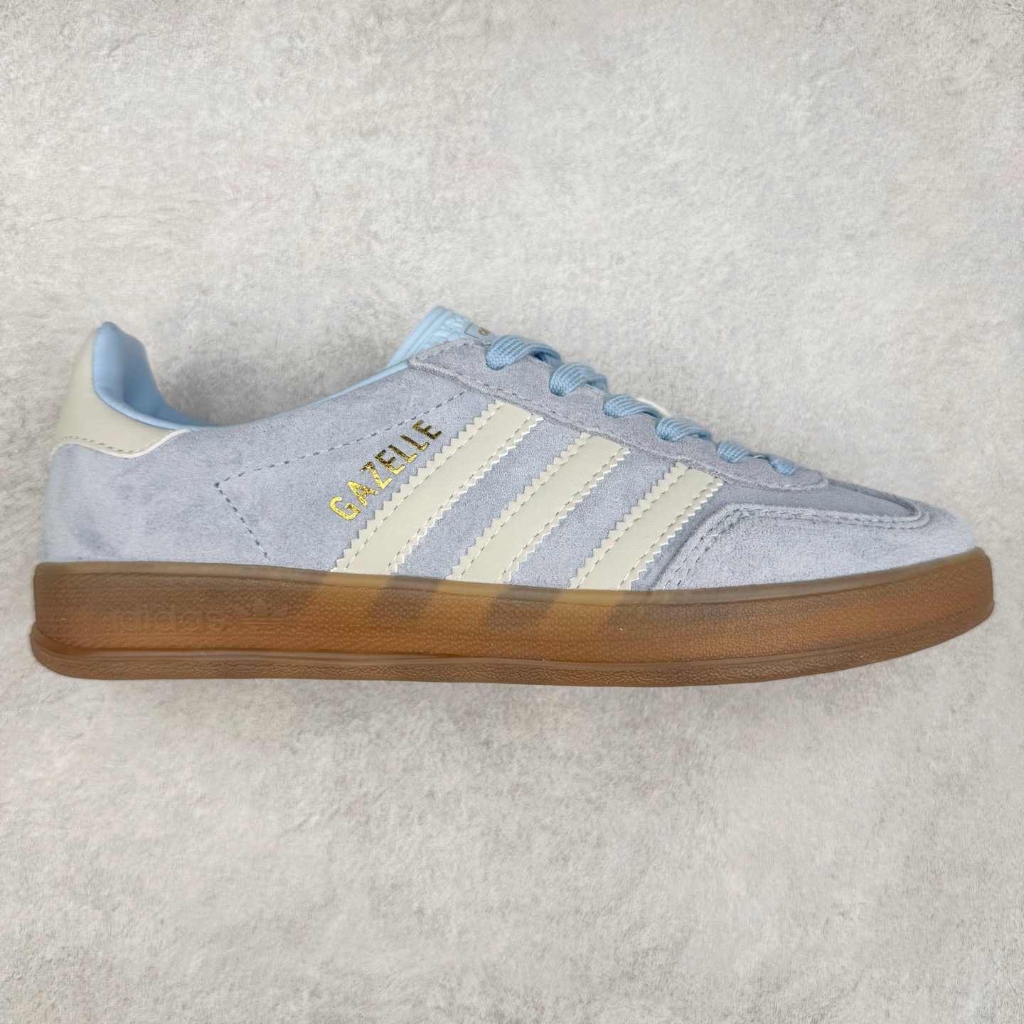 图片[9]-＃CS纯原 AD Original Gazelle Indoor Trainers 瞪羚室内鞋系列低帮复古百搭休闲运动德训风板鞋 高端零售特供批次 原厂定制长毛翻毛皮组合环保纤维革鞋面材质 内置环保海玻璃鞋垫 外置RB橡胶大底 产品品控稳定性领先行业 原厂全套原楦原纸板冲刀磨具开发 原厂皮料加持 原厂港宝加持定型后跟R度完美 将复古进行到底 简约流畅 三十年不变经典 这款Gazelle运动鞋 无论面料、配色、质感或设计 都只在重现其1991年原款的经典 皮革鞋面 撞色三条纹和鞋跟标的设计 力求呈现90年代的经典复古风潮 Samba火热的同时 也带动了其它的复古鞋型 Gazelle便是其中一只 Gazelle Indoor拥有包边更宽的T字型鞋头 更好的保护运动员的前掌 浓浓的复古氛围感 非常适合现在流行的Cleanfit风格 尺码：35.5 36 36.5 37.5 38 38.5 39 40 40.5 41 42 42.5 43 44 44.5 45 46-选品中心