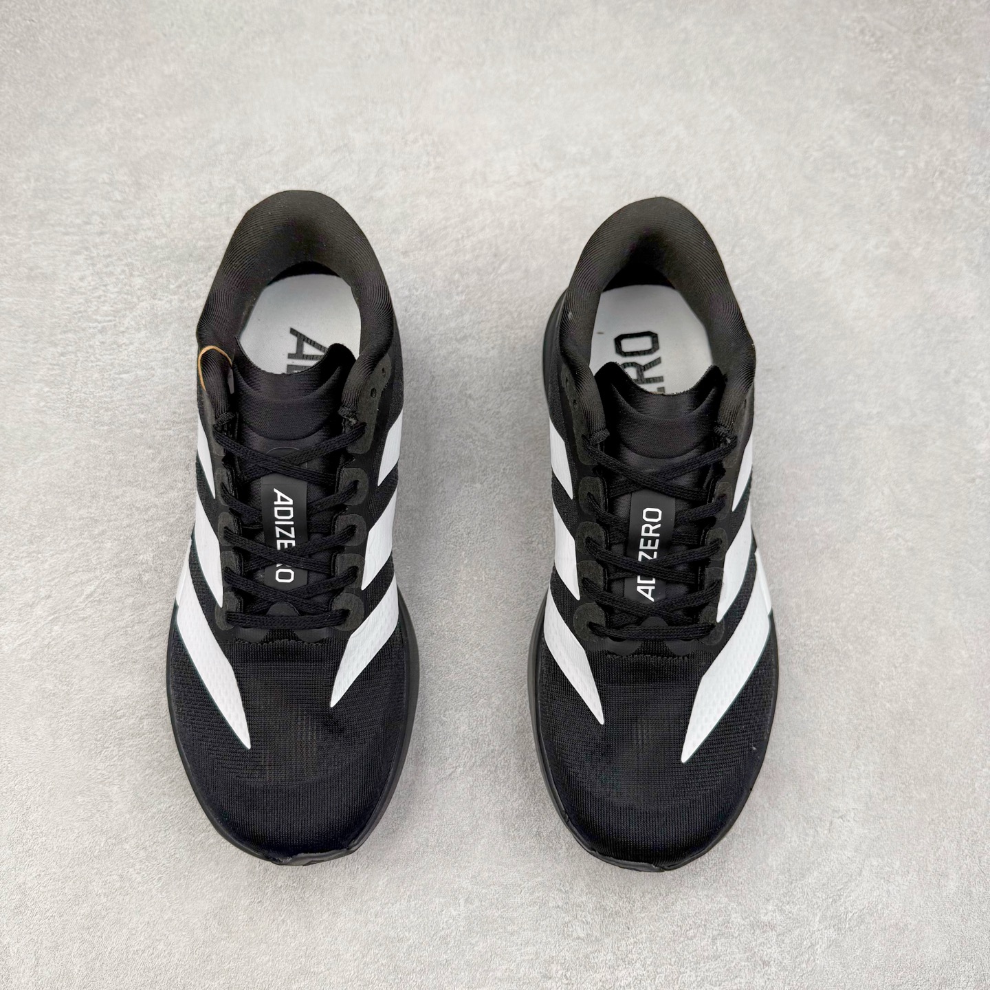 图片[2]-＃福利特价 AD Adizero EVO SL 马拉松竞速专业跑鞋 CELERMESH针织网面非常轻薄 纤维间的缝隙很大 可以保证跑步时的透气、排汗效果 鞋舌直接与两侧的内衬和鞋底连接在一起 在跑步过程中不会被鞋舌的左右移动所困扰 在标准鞋带孔的基础上再拓宽一组鞋带孔 适合不同脚型的需求 突破性 EnergyRods 技术，有助于跑者实现更好的成绩 中底独特的LIGHTSTRIKE PRO泡棉材质 微弹感觉在跑步过程中给予了良好的支撑体验 对于顶级精英和高水平进阶跑者来说 ADIOS PRO是一双值得信赖的竞速比赛用鞋 尺码：36 36.5 37.5 38 38.5 39 40 40.5 41 42 42.5 43 44 44.5 45-选品中心