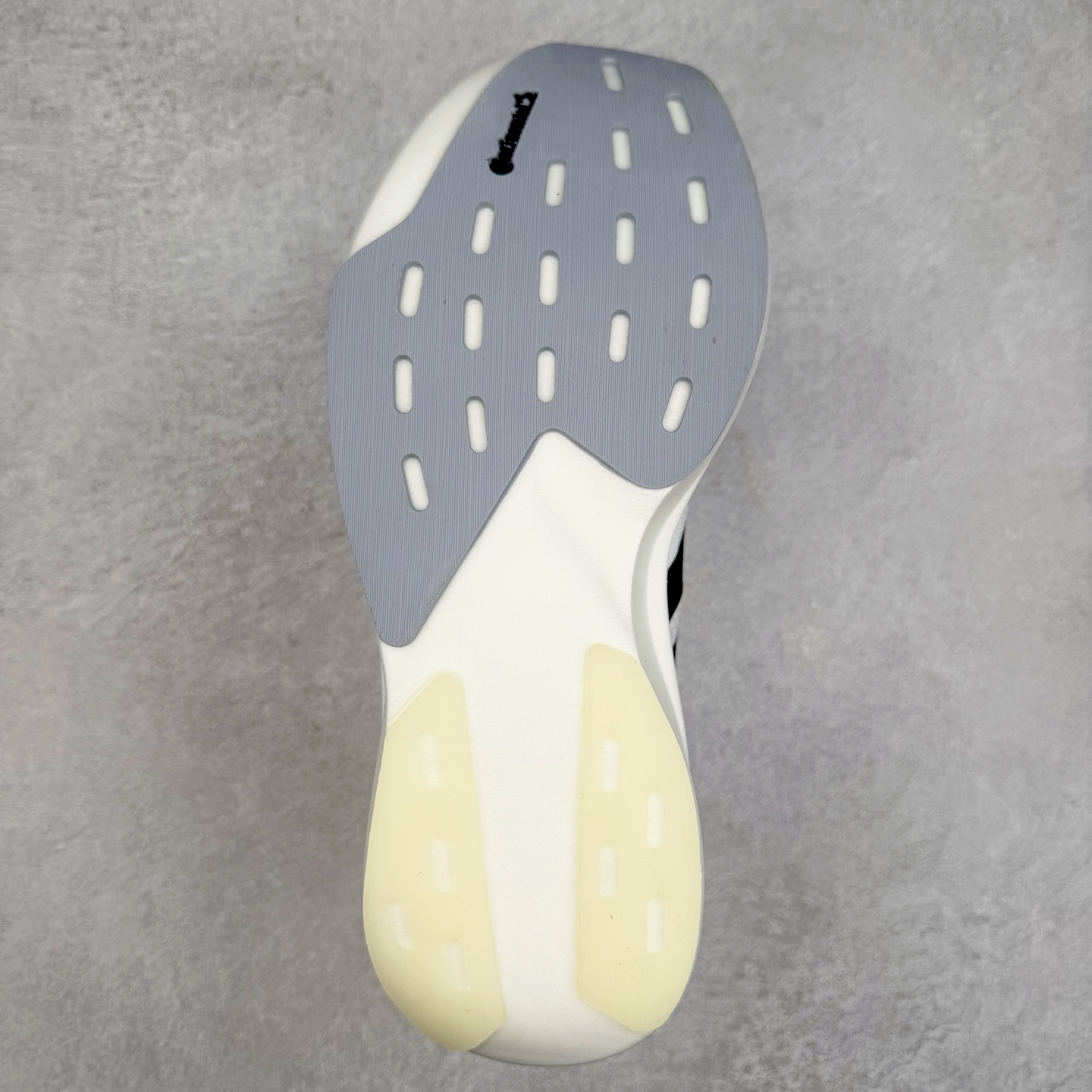 图片[9]-＃福利特价 AD Adizero EVO SL 马拉松竞速专业跑鞋 CELERMESH针织网面非常轻薄 纤维间的缝隙很大 可以保证跑步时的透气、排汗效果 鞋舌直接与两侧的内衬和鞋底连接在一起 在跑步过程中不会被鞋舌的左右移动所困扰 在标准鞋带孔的基础上再拓宽一组鞋带孔 适合不同脚型的需求 突破性 EnergyRods 技术，有助于跑者实现更好的成绩 中底独特的LIGHTSTRIKE PRO泡棉材质 微弹感觉在跑步过程中给予了良好的支撑体验 对于顶级精英和高水平进阶跑者来说 ADIOS PRO是一双值得信赖的竞速比赛用鞋 尺码：36 36.5 37.5 38 38.5 39 40 40.5 41 42 42.5 43 44 44.5 45-选品中心