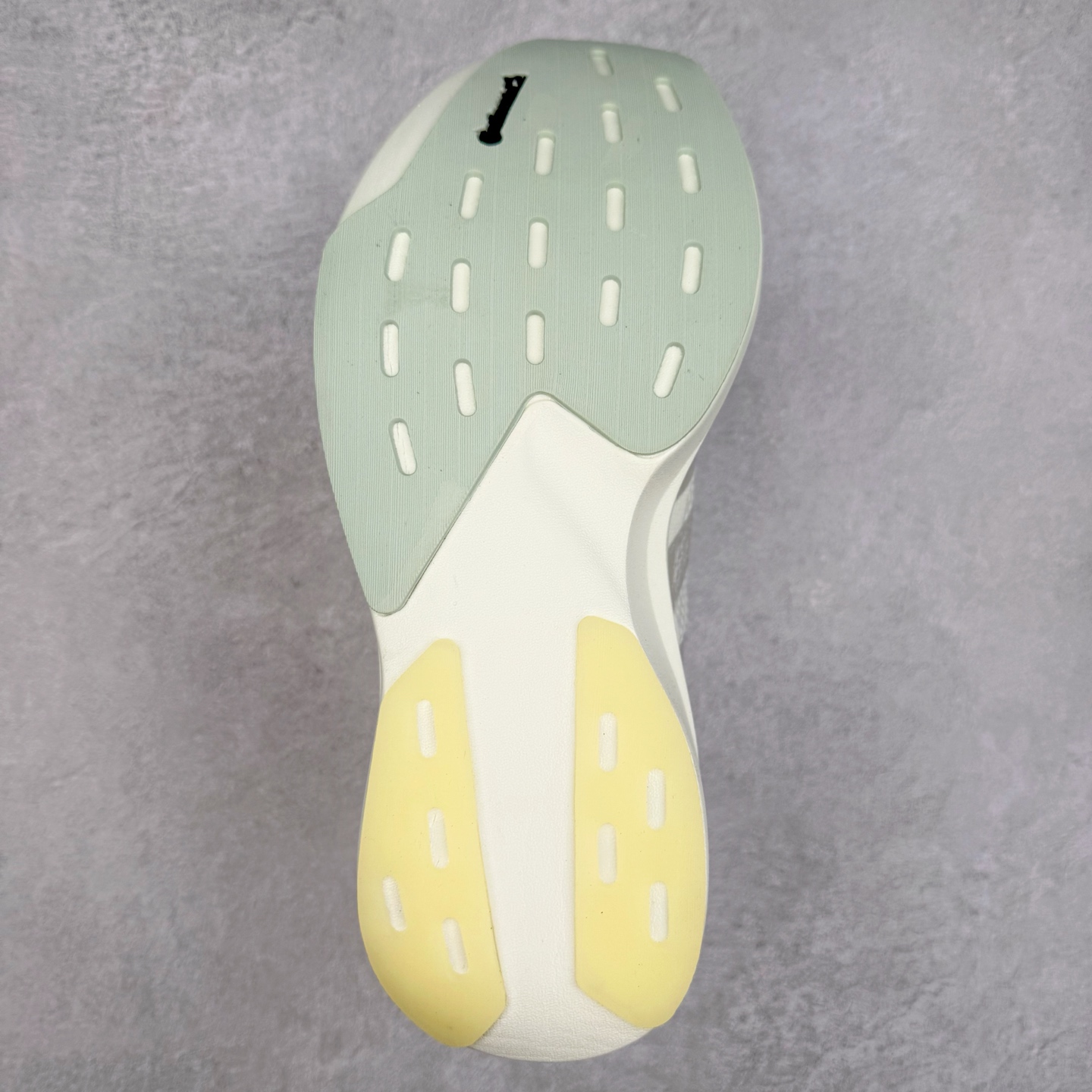 图片[9]-＃福利特价 AD Adizero EVO SL 马拉松竞速专业跑鞋 CELERMESH针织网面非常轻薄 纤维间的缝隙很大 可以保证跑步时的透气、排汗效果 鞋舌直接与两侧的内衬和鞋底连接在一起 在跑步过程中不会被鞋舌的左右移动所困扰 在标准鞋带孔的基础上再拓宽一组鞋带孔 适合不同脚型的需求 突破性 EnergyRods 技术，有助于跑者实现更好的成绩 中底独特的LIGHTSTRIKE PRO泡棉材质 微弹感觉在跑步过程中给予了良好的支撑体验 对于顶级精英和高水平进阶跑者来说 ADIOS PRO是一双值得信赖的竞速比赛用鞋 尺码：36 36.5 37.5 38 38.5 39 40 40.5 41 42 42.5 43 44 44.5 45-选品中心