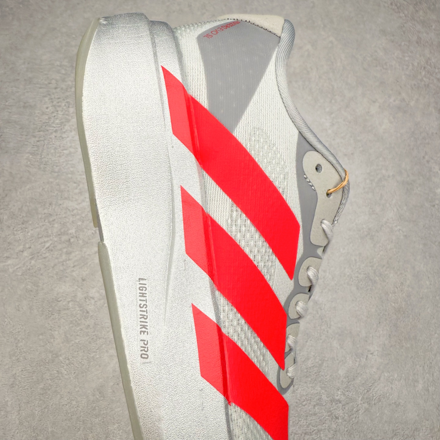 图片[6]-＃福利特价 AD Adizero EVO SL 马拉松竞速专业跑鞋 CELERMESH针织网面非常轻薄 纤维间的缝隙很大 可以保证跑步时的透气、排汗效果 鞋舌直接与两侧的内衬和鞋底连接在一起 在跑步过程中不会被鞋舌的左右移动所困扰 在标准鞋带孔的基础上再拓宽一组鞋带孔 适合不同脚型的需求 突破性 EnergyRods 技术，有助于跑者实现更好的成绩 中底独特的LIGHTSTRIKE PRO泡棉材质 微弹感觉在跑步过程中给予了良好的支撑体验 对于顶级精英和高水平进阶跑者来说 ADIOS PRO是一双值得信赖的竞速比赛用鞋 尺码：36 36.5 37.5 38 38.5 39 40 40.5 41 42 42.5 43 44 44.5 45-选品中心