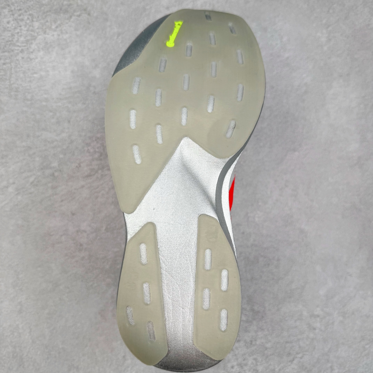 图片[9]-＃福利特价 AD Adizero EVO SL 马拉松竞速专业跑鞋 CELERMESH针织网面非常轻薄 纤维间的缝隙很大 可以保证跑步时的透气、排汗效果 鞋舌直接与两侧的内衬和鞋底连接在一起 在跑步过程中不会被鞋舌的左右移动所困扰 在标准鞋带孔的基础上再拓宽一组鞋带孔 适合不同脚型的需求 突破性 EnergyRods 技术，有助于跑者实现更好的成绩 中底独特的LIGHTSTRIKE PRO泡棉材质 微弹感觉在跑步过程中给予了良好的支撑体验 对于顶级精英和高水平进阶跑者来说 ADIOS PRO是一双值得信赖的竞速比赛用鞋 尺码：36 36.5 37.5 38 38.5 39 40 40.5 41 42 42.5 43 44 44.5 45-选品中心