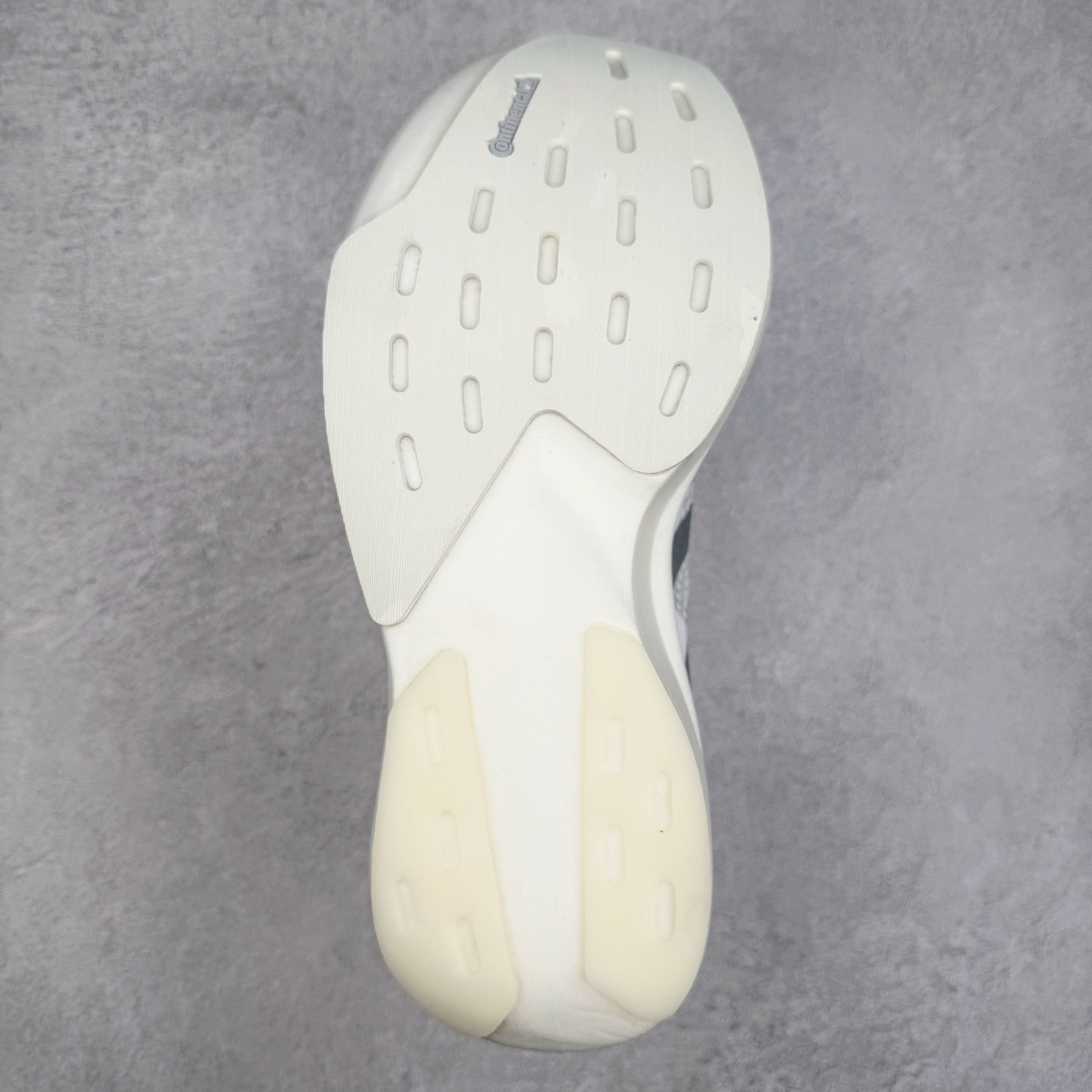 图片[9]-＃福利特价 AD Adizero EVO SL 马拉松竞速专业跑鞋 CELERMESH针织网面非常轻薄 纤维间的缝隙很大 可以保证跑步时的透气、排汗效果 鞋舌直接与两侧的内衬和鞋底连接在一起 在跑步过程中不会被鞋舌的左右移动所困扰 在标准鞋带孔的基础上再拓宽一组鞋带孔 适合不同脚型的需求 突破性 EnergyRods 技术，有助于跑者实现更好的成绩 中底独特的LIGHTSTRIKE PRO泡棉材质 微弹感觉在跑步过程中给予了良好的支撑体验 对于顶级精英和高水平进阶跑者来说 ADIOS PRO是一双值得信赖的竞速比赛用鞋 尺码：36 36.5 37.5 38 38.5 39 40 40.5 41 42 42.5 43 44 44.5 45-选品中心