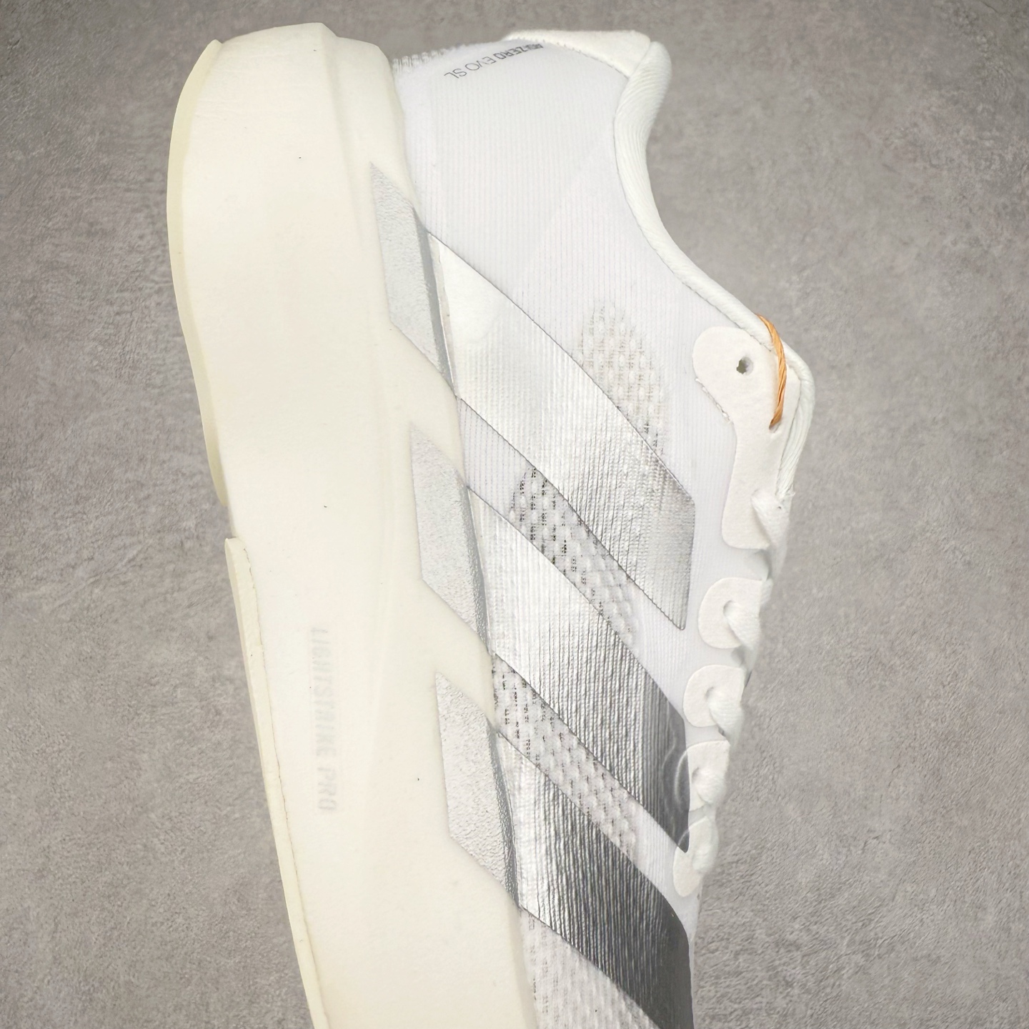 图片[6]-＃福利特价 AD Adizero EVO SL 马拉松竞速专业跑鞋 CELERMESH针织网面非常轻薄 纤维间的缝隙很大 可以保证跑步时的透气、排汗效果 鞋舌直接与两侧的内衬和鞋底连接在一起 在跑步过程中不会被鞋舌的左右移动所困扰 在标准鞋带孔的基础上再拓宽一组鞋带孔 适合不同脚型的需求 突破性 EnergyRods 技术，有助于跑者实现更好的成绩 中底独特的LIGHTSTRIKE PRO泡棉材质 微弹感觉在跑步过程中给予了良好的支撑体验 对于顶级精英和高水平进阶跑者来说 ADIOS PRO是一双值得信赖的竞速比赛用鞋 尺码：36 36.5 37.5 38 38.5 39 40 40.5 41 42 42.5 43 44 44.5 45-选品中心