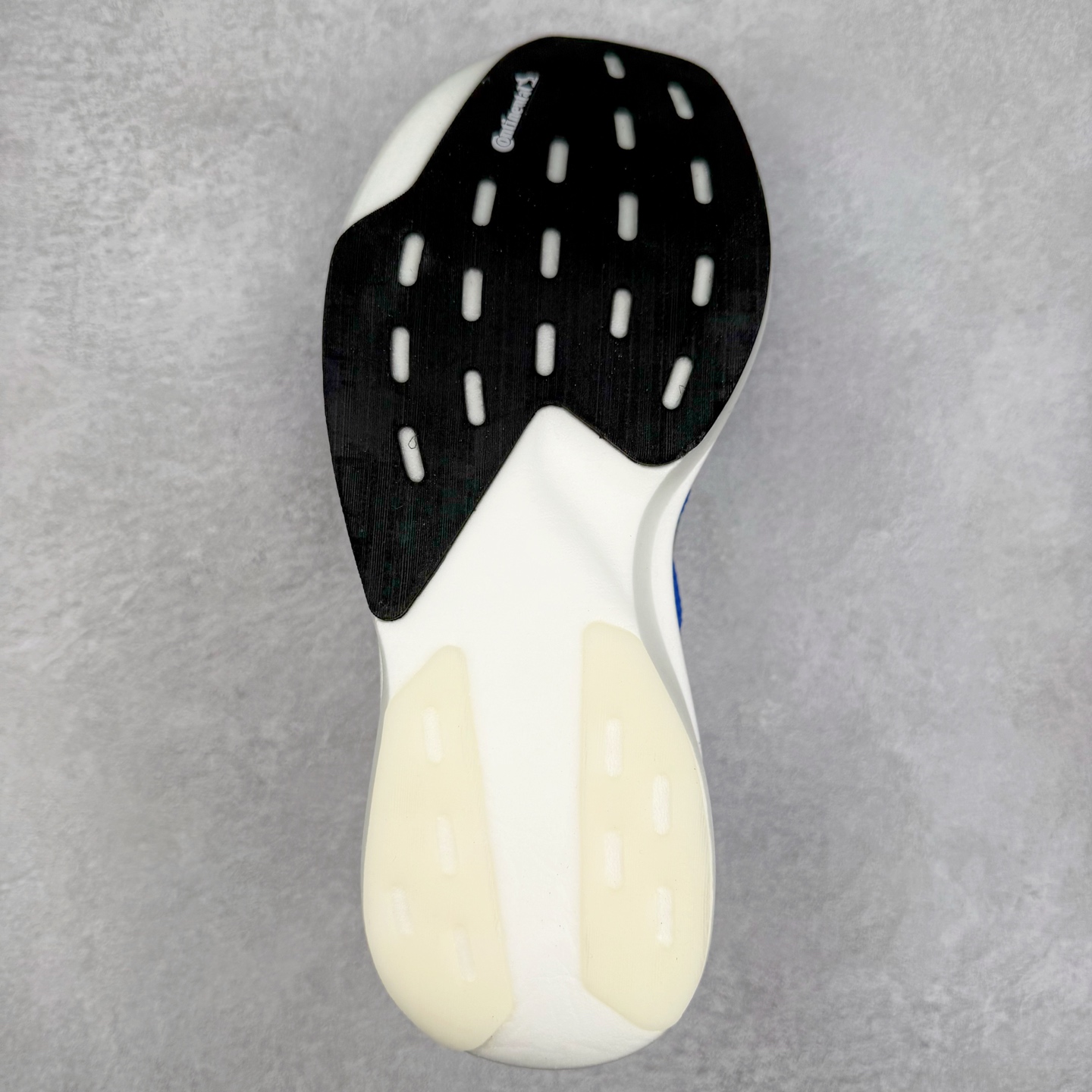 图片[9]-＃福利特价 AD Adizero EVO SL 马拉松竞速专业跑鞋 CELERMESH针织网面非常轻薄 纤维间的缝隙很大 可以保证跑步时的透气、排汗效果 鞋舌直接与两侧的内衬和鞋底连接在一起 在跑步过程中不会被鞋舌的左右移动所困扰 在标准鞋带孔的基础上再拓宽一组鞋带孔 适合不同脚型的需求 突破性 EnergyRods 技术，有助于跑者实现更好的成绩 中底独特的LIGHTSTRIKE PRO泡棉材质 微弹感觉在跑步过程中给予了良好的支撑体验 对于顶级精英和高水平进阶跑者来说 ADIOS PRO是一双值得信赖的竞速比赛用鞋 尺码：36 36.5 37.5 38 38.5 39 40 40.5 41 42 42.5 43 44 44.5 45-选品中心