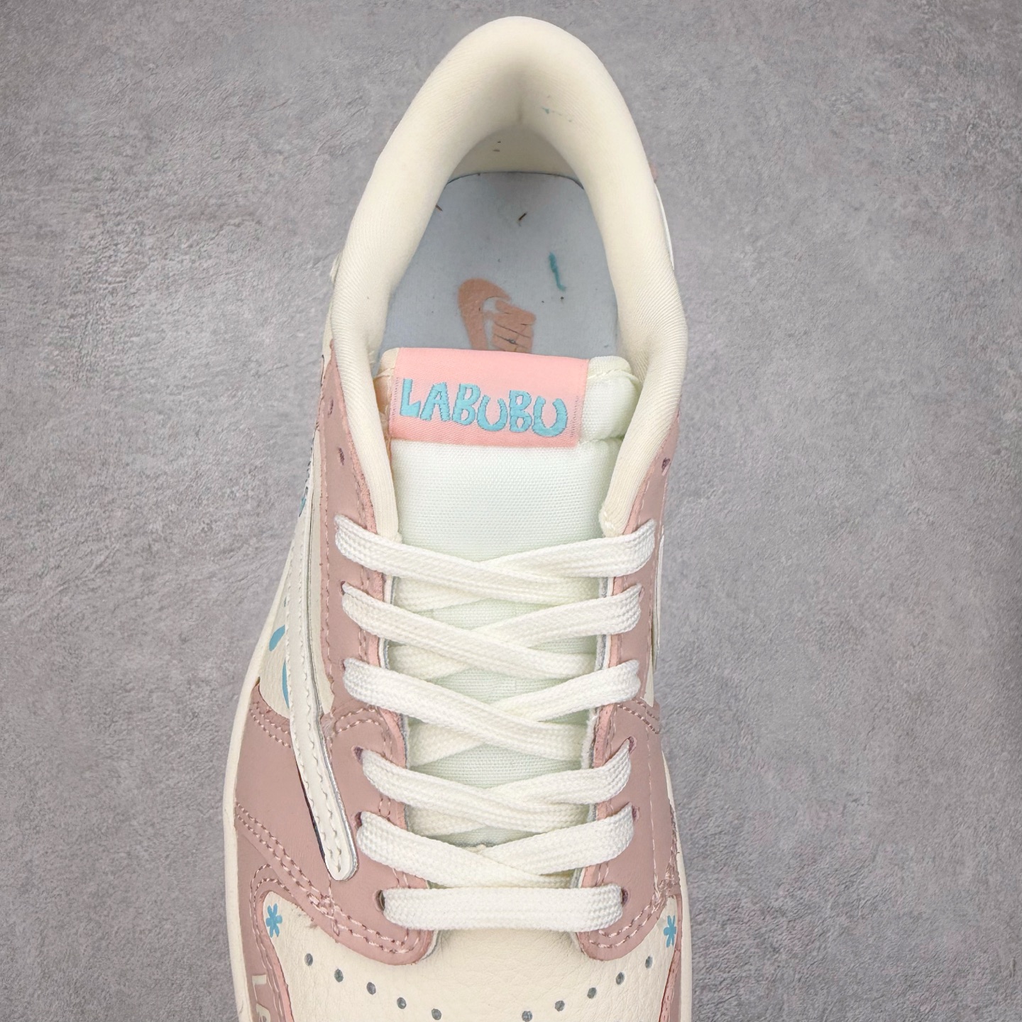 图片[5]-TS x Air Jordan AJ1 Low 倒钩低帮联名定制配色 XB1979-011 原厂内置气垫魔块 A模大底 头层小牛皮 鞋舌AJ原厂专用牛津布+AJ专用反口珍珠布+原厂无杂质高弹内里海棉+特殊封边弹力鞋带 实拍调校N版已经零色差零失真 百分百还原实物色彩所见即所得 不存在货不对板色差等低级问题 选购参考实物拍摄 不混卖不参货 只用心做好货严格选品 承诺混一赔十 尺码：36 36.5 37.5 38 38.5 39 40 40.5 41 42 42.5 43 44 44.5 45-选品中心